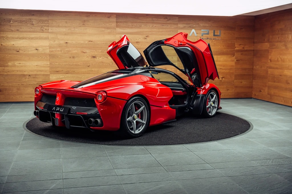 FERRARI LaFerrari-showroom-element-1