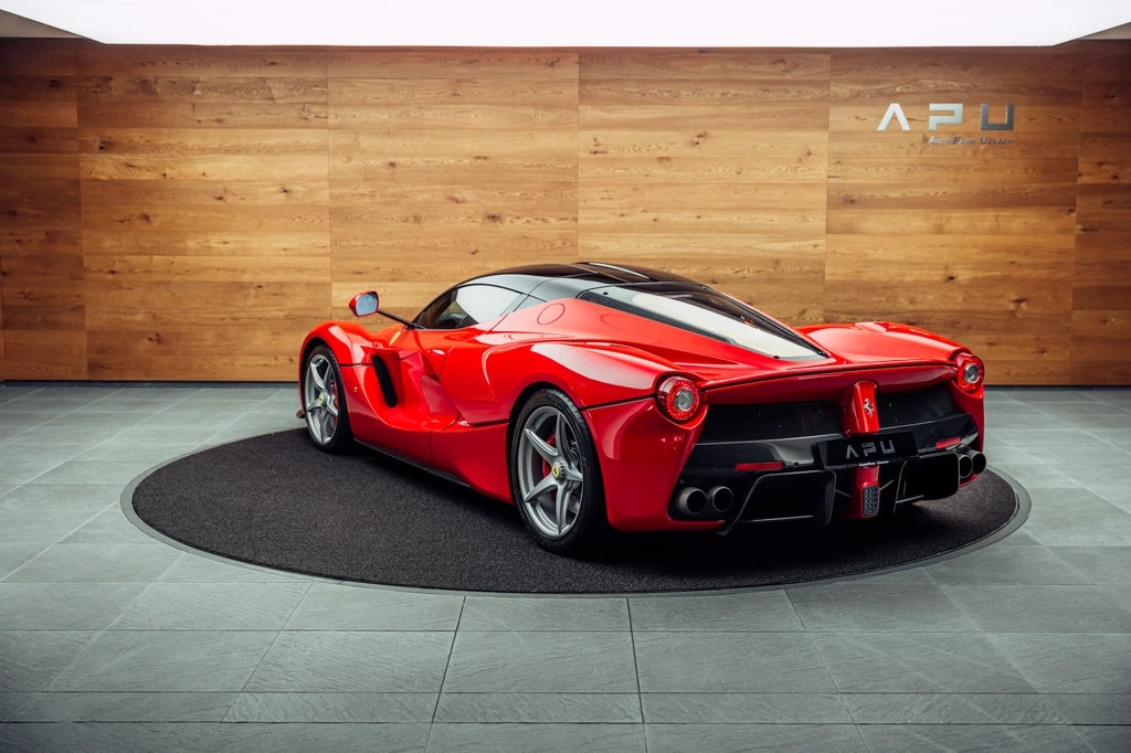 FERRARI LaFerrari-showroom-element-2
