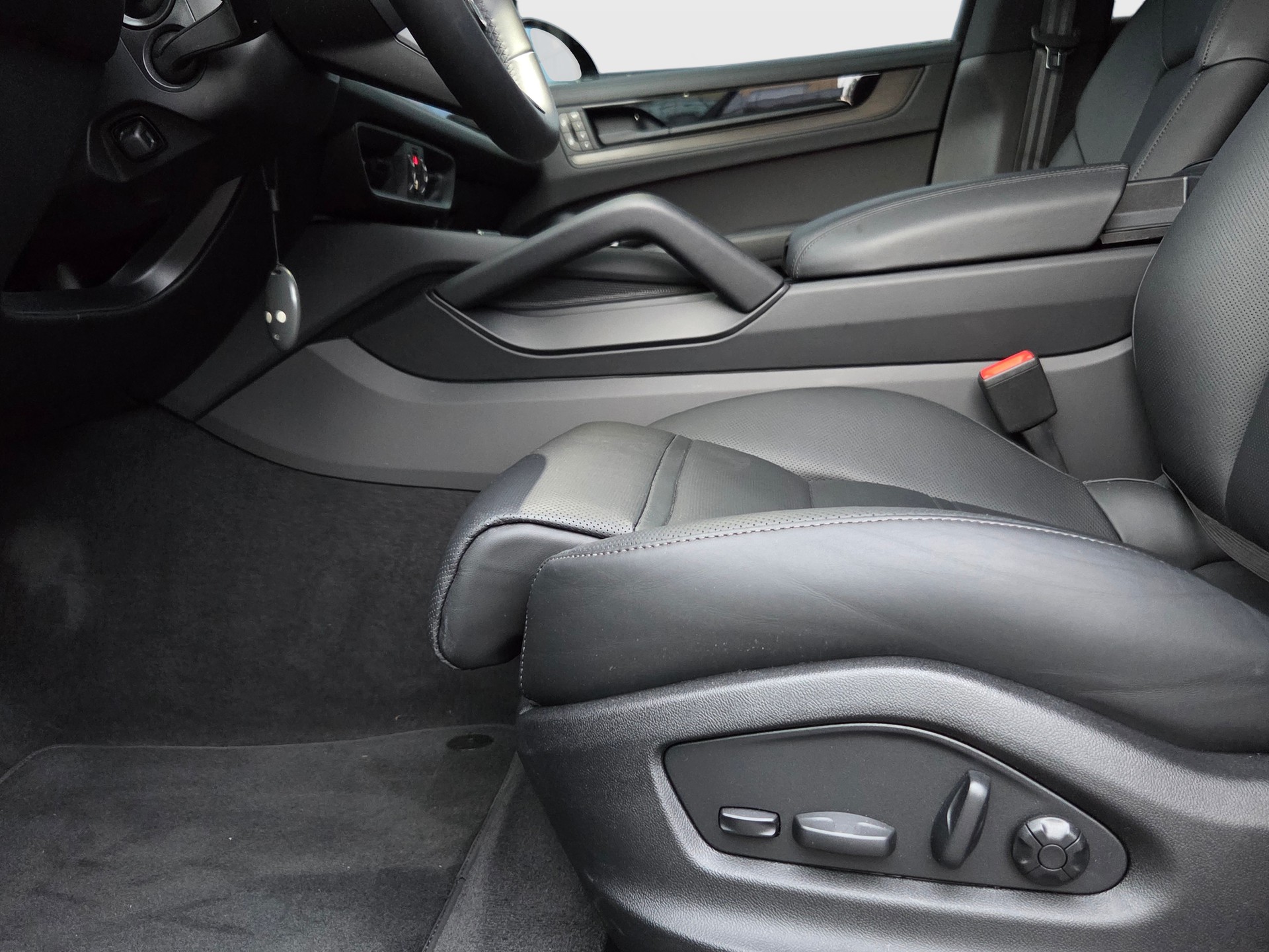 PORSCHE Cayenne Black Edition Tiptronic-image-13