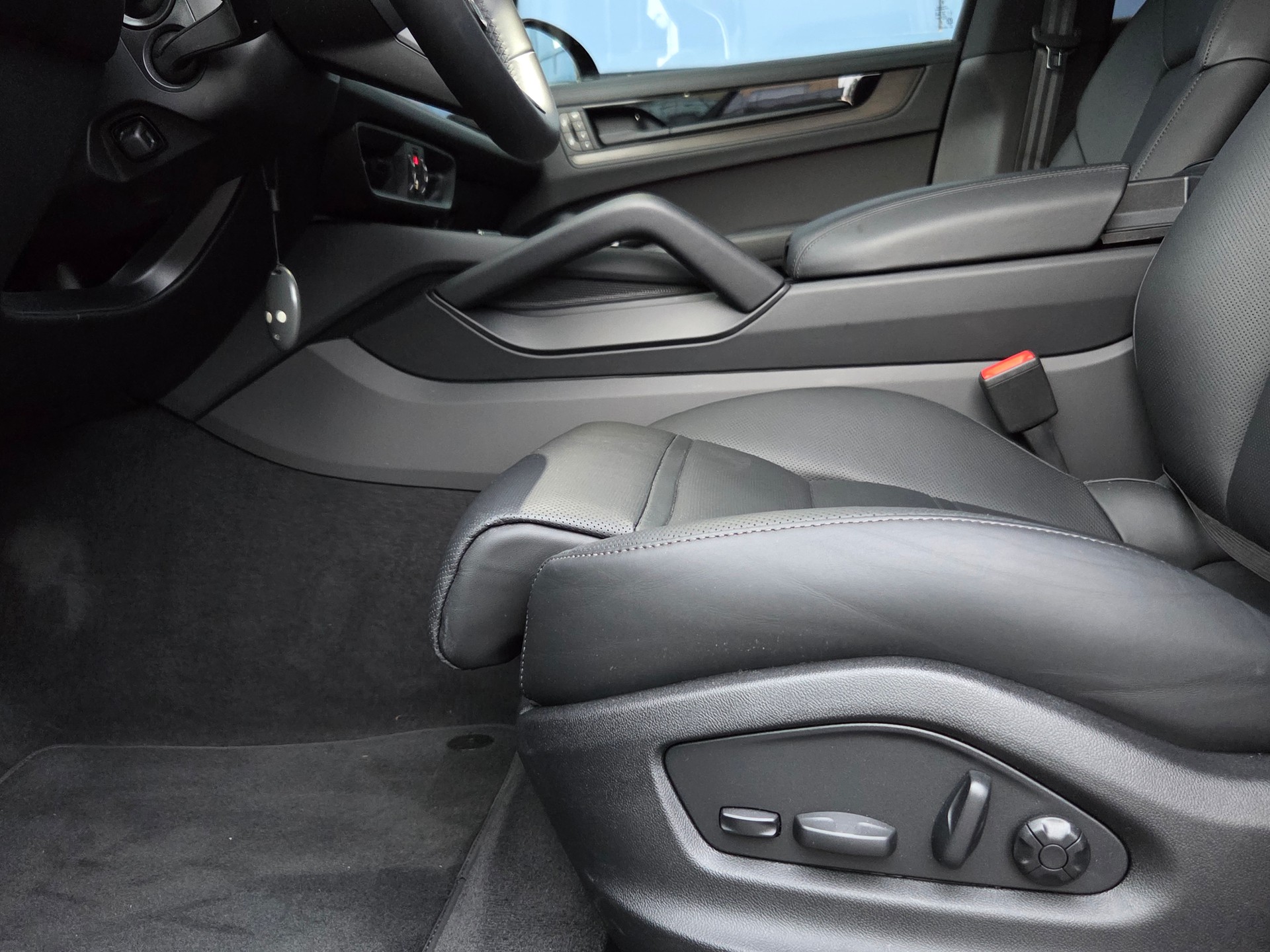 PORSCHE Cayenne Black Edition Tiptronic-image-13