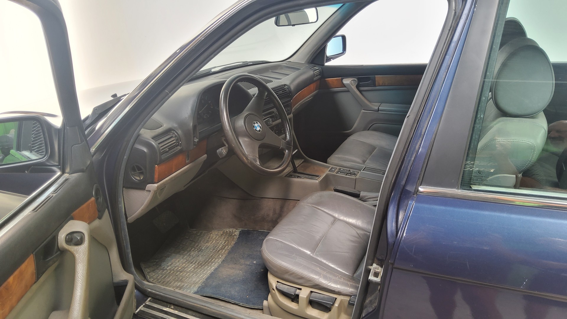 BMW 735i-image-12