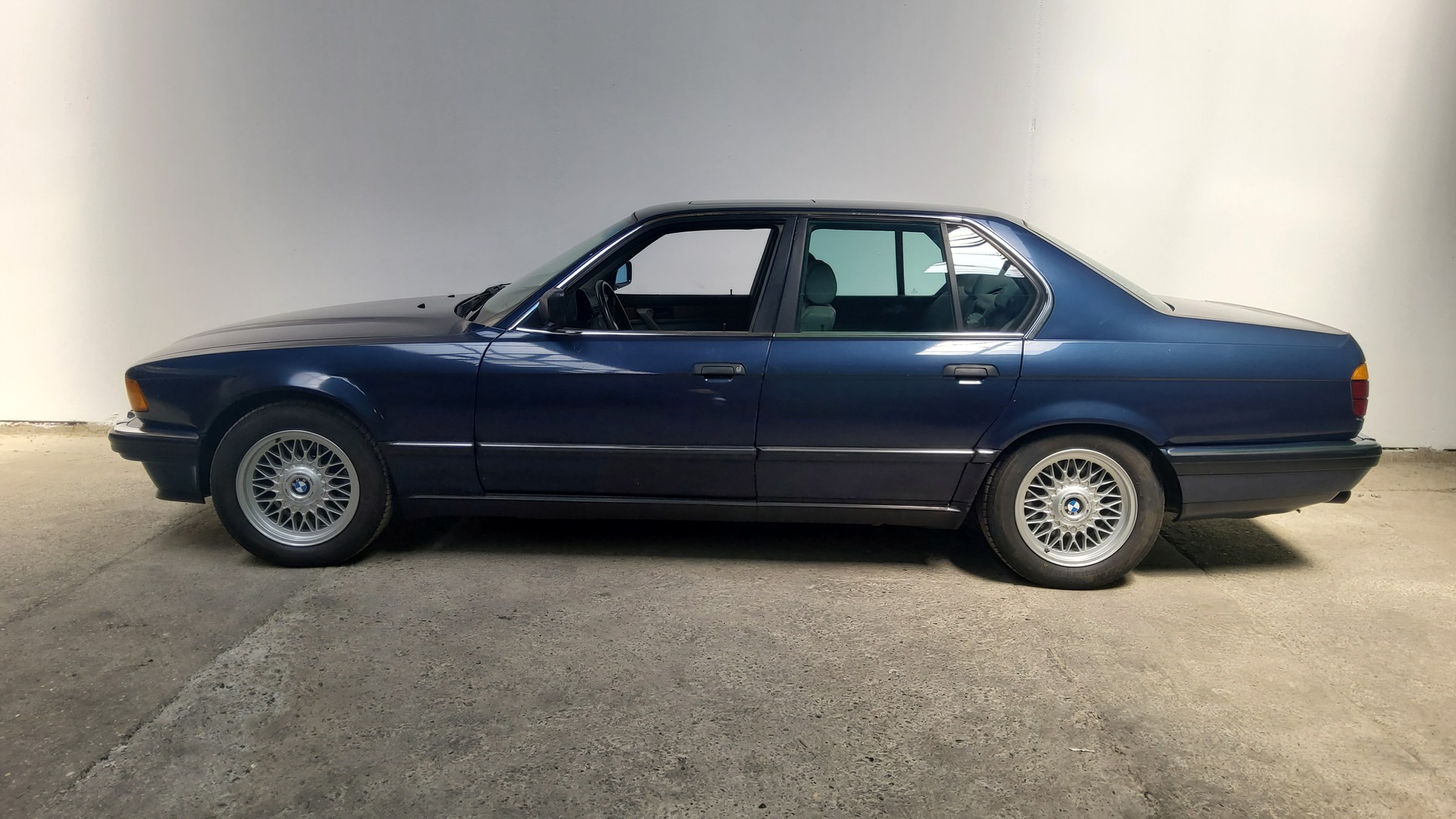 BMW 735i-image-3