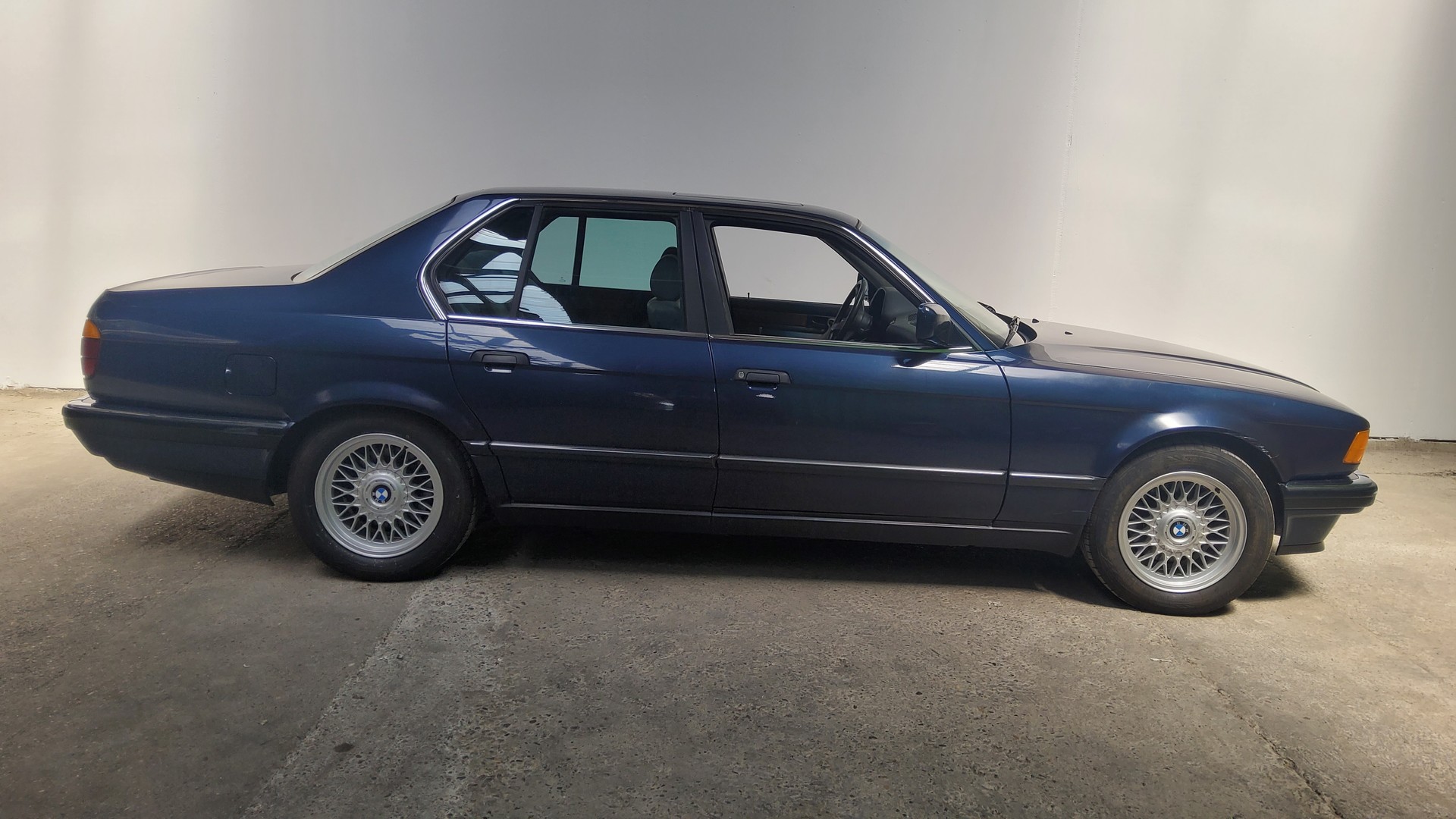 BMW 735i-image-2
