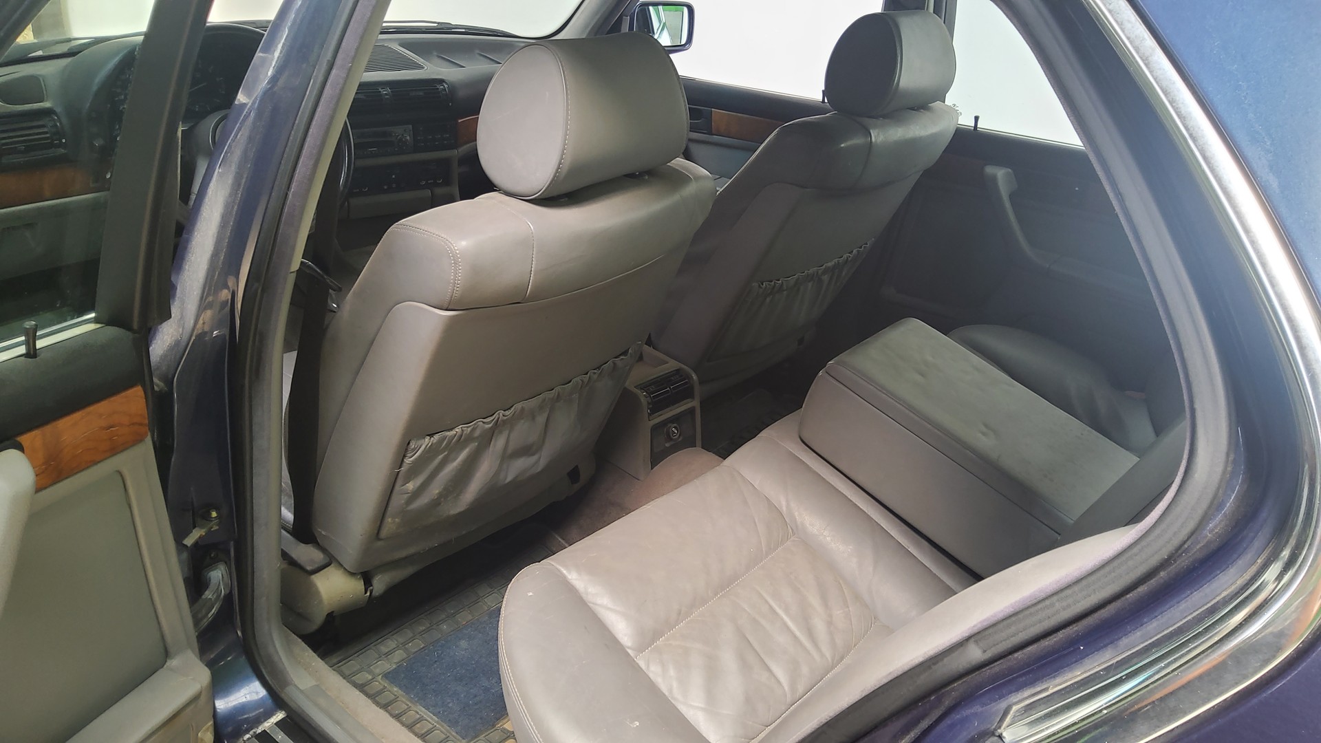 BMW 735i-image-11