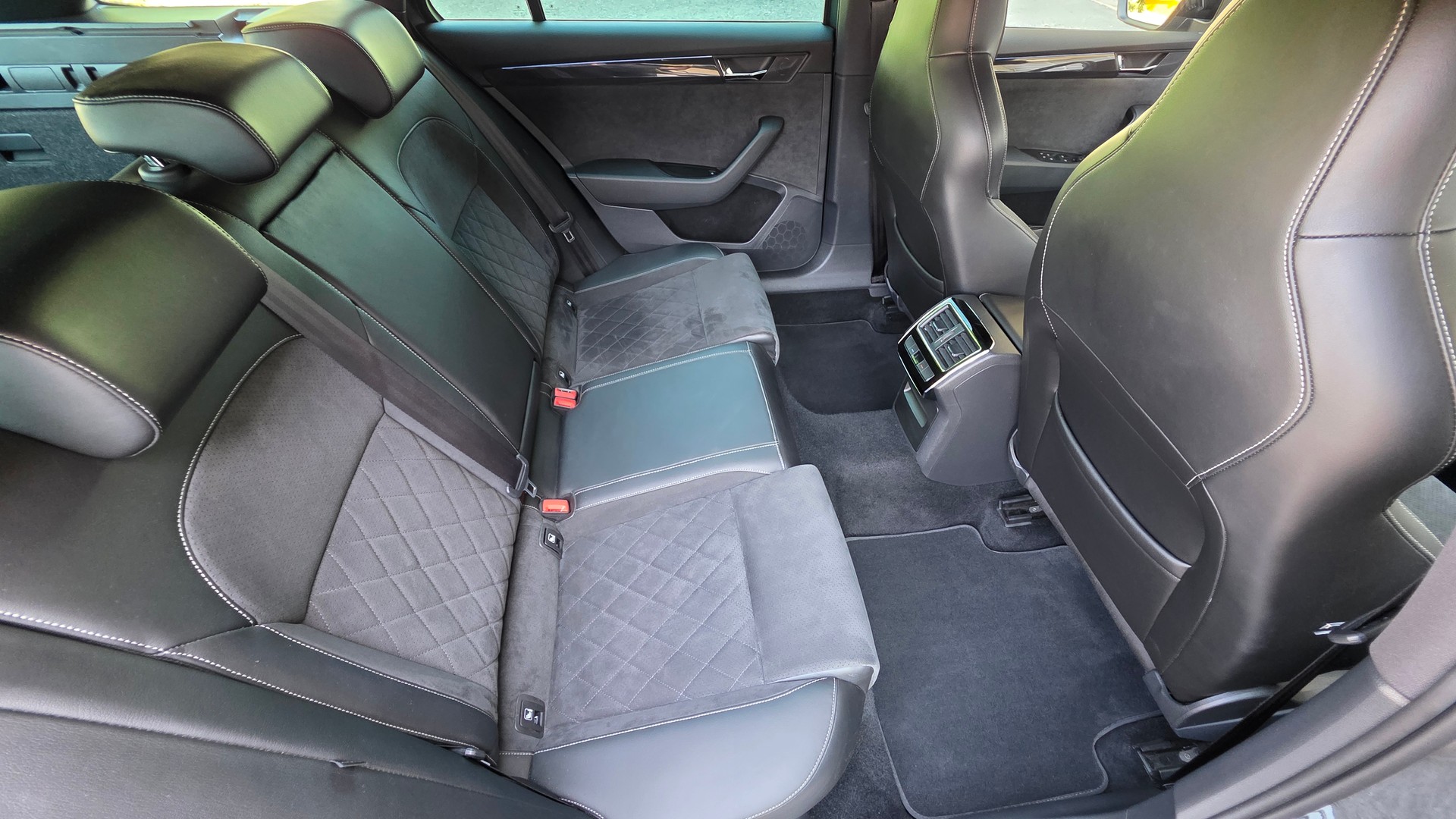 SKODA Superb Combi 2.0 TSI SportLine+ DSG 4x4-image-12