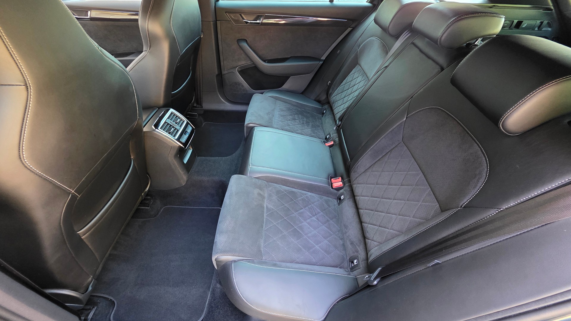 SKODA Superb Combi 2.0 TSI SportLine+ DSG 4x4-image-11