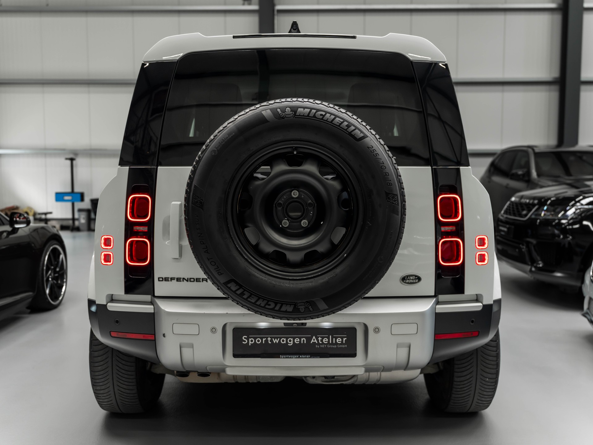 LAND ROVER Defender 90 3.0D I6 250 X-Dynamic SE AT8-image-2