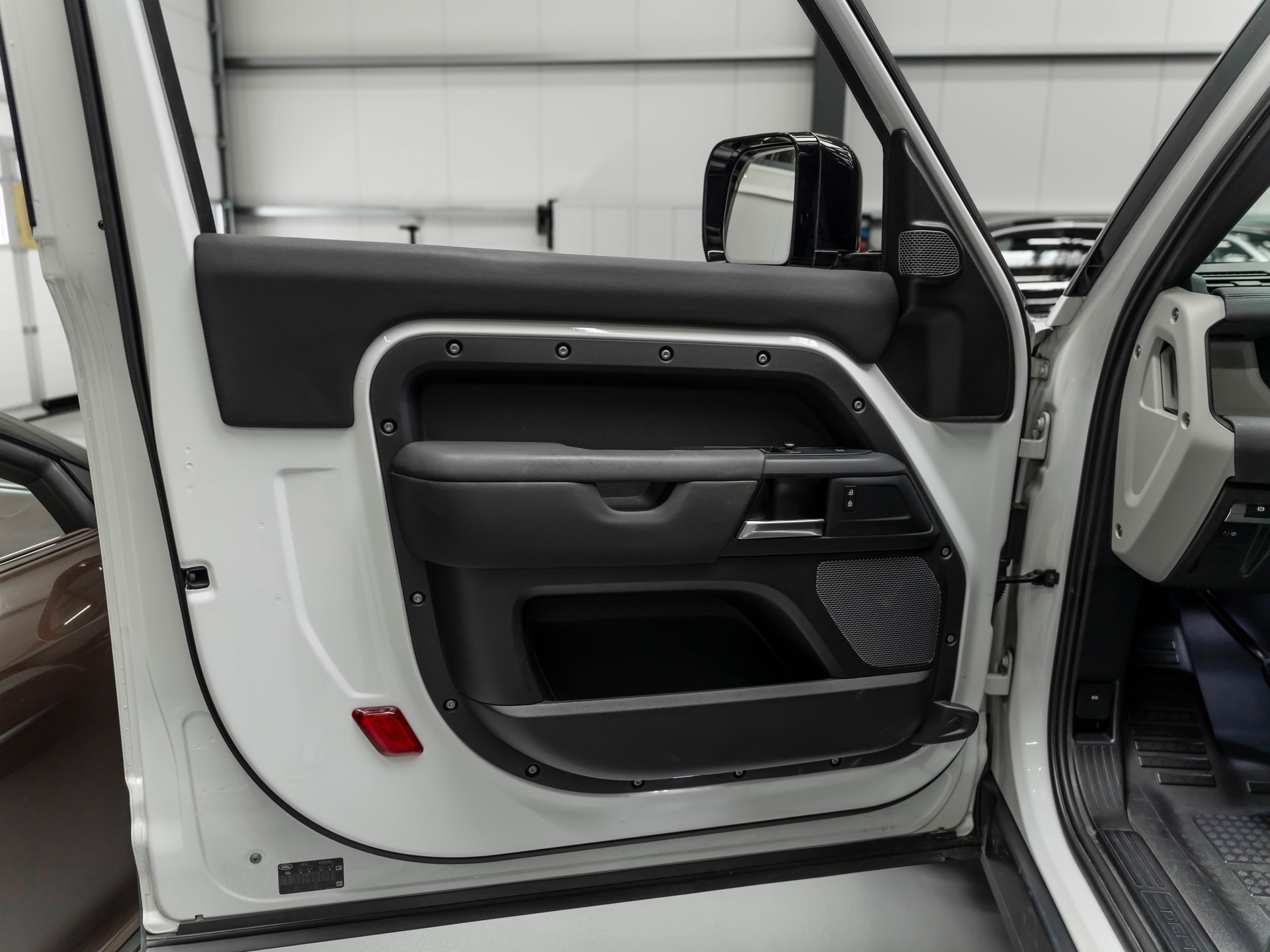 LAND ROVER Defender 90 3.0D I6 250 X-Dynamic SE AT8-image-14