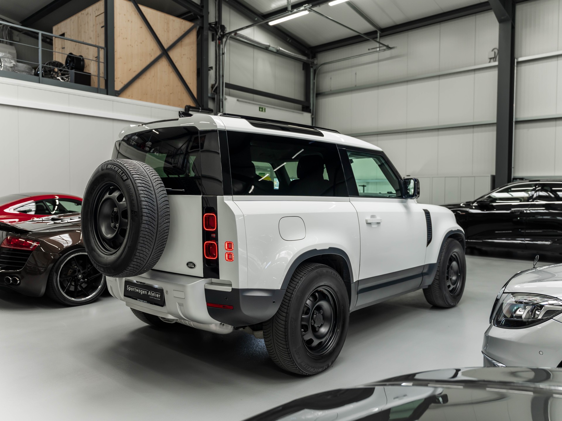 LAND ROVER Defender 90 3.0D I6 250 X-Dynamic SE AT8-image-3