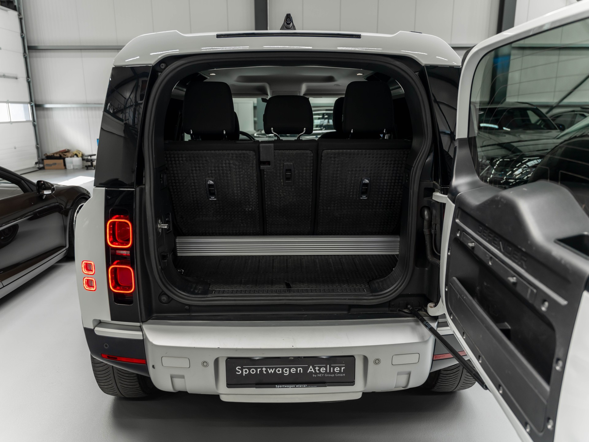 LAND ROVER Defender 90 3.0D I6 250 X-Dynamic SE AT8-image-24