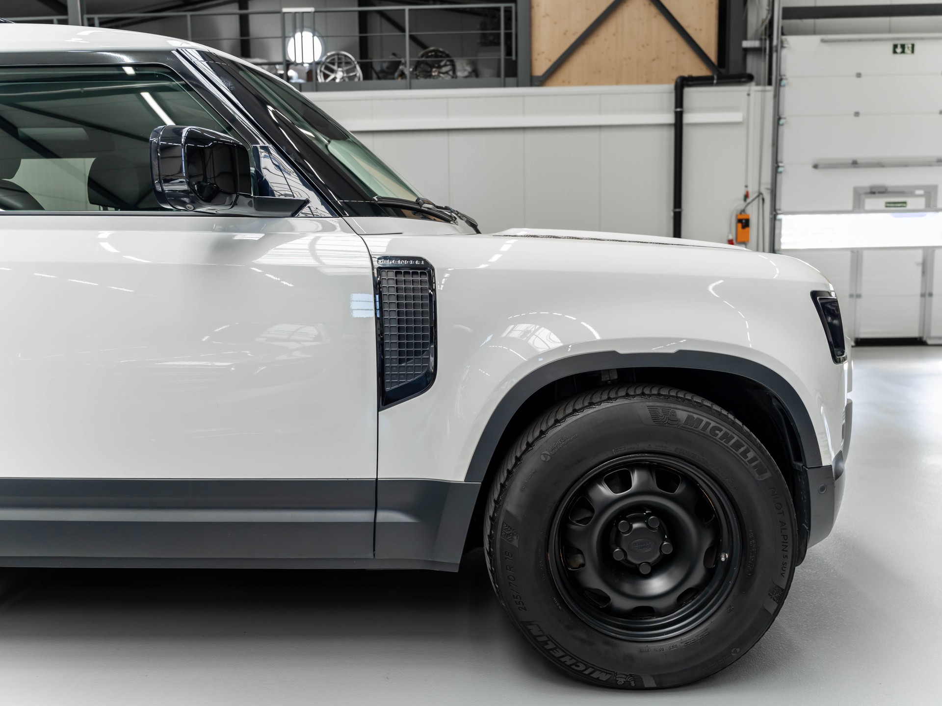 LAND ROVER Defender 90 3.0D I6 250 X-Dynamic SE AT8-image-12