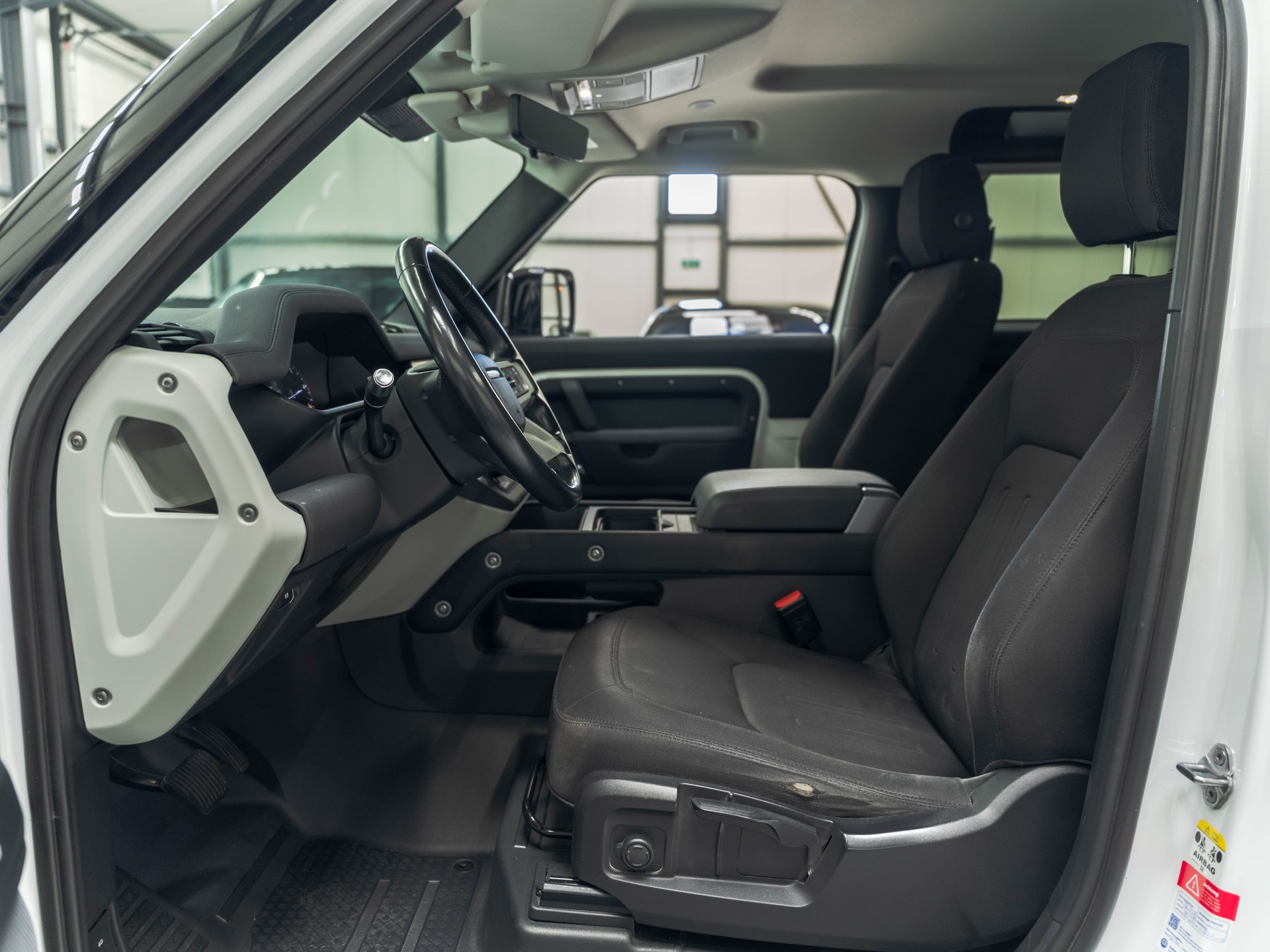 LAND ROVER Defender 90 3.0D I6 250 X-Dynamic SE AT8-image-8