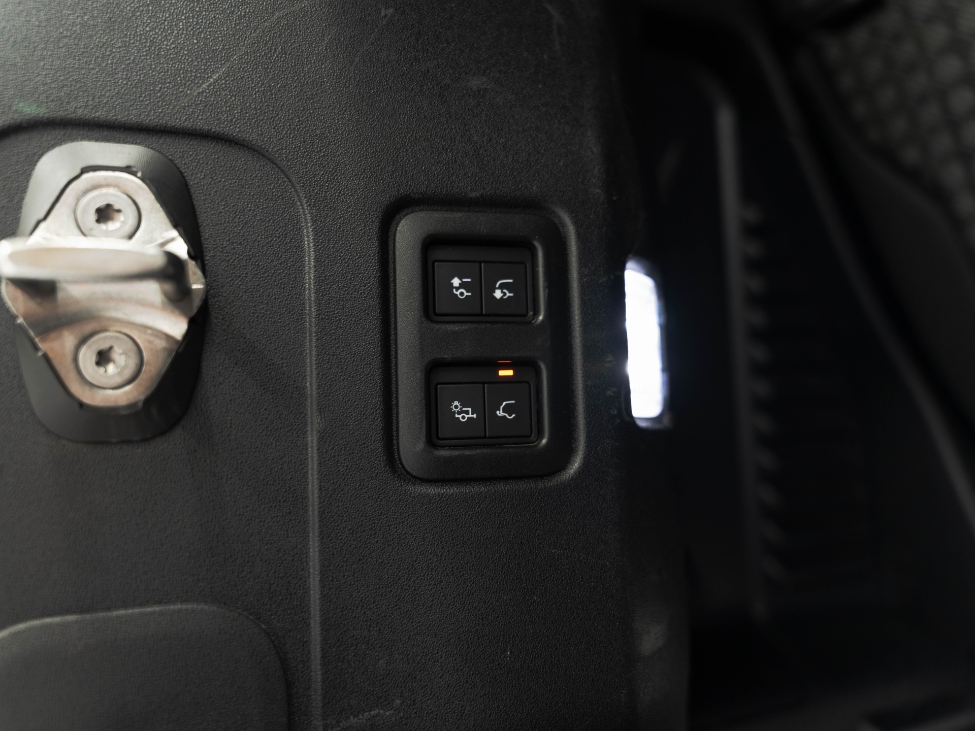 LAND ROVER Defender 90 3.0D I6 250 X-Dynamic SE AT8-image-25