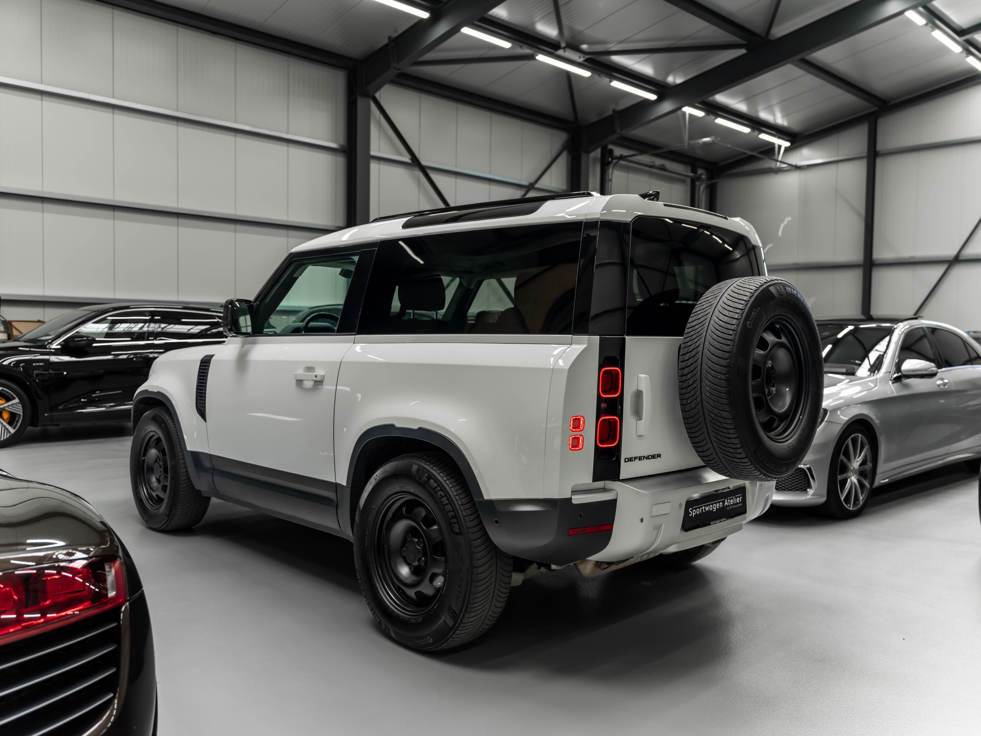 LAND ROVER Defender 90 3.0D I6 250 X-Dynamic SE AT8-image-1