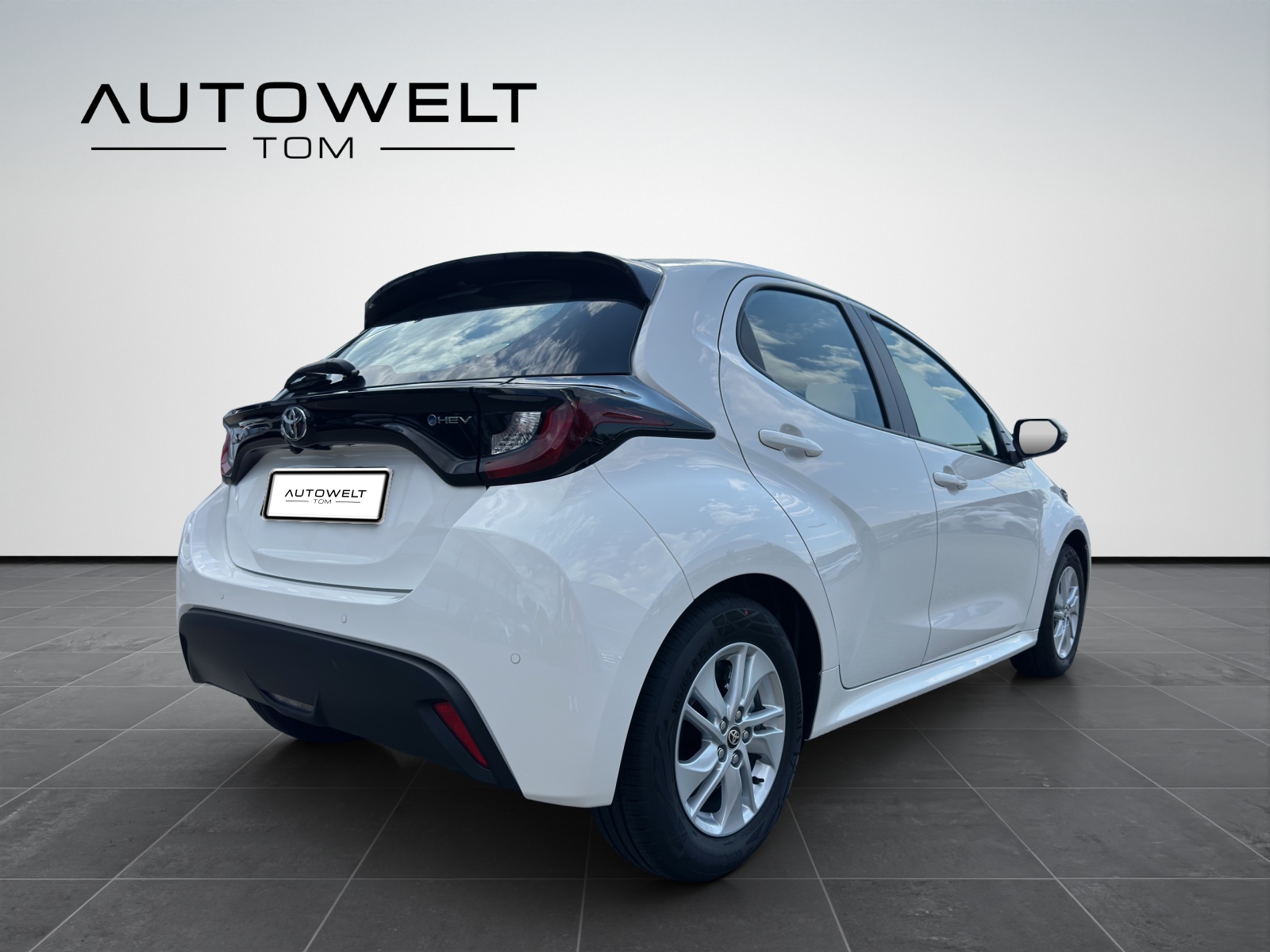 TOYOTA Yaris 1.5 Active Drive e-CVT-image-4