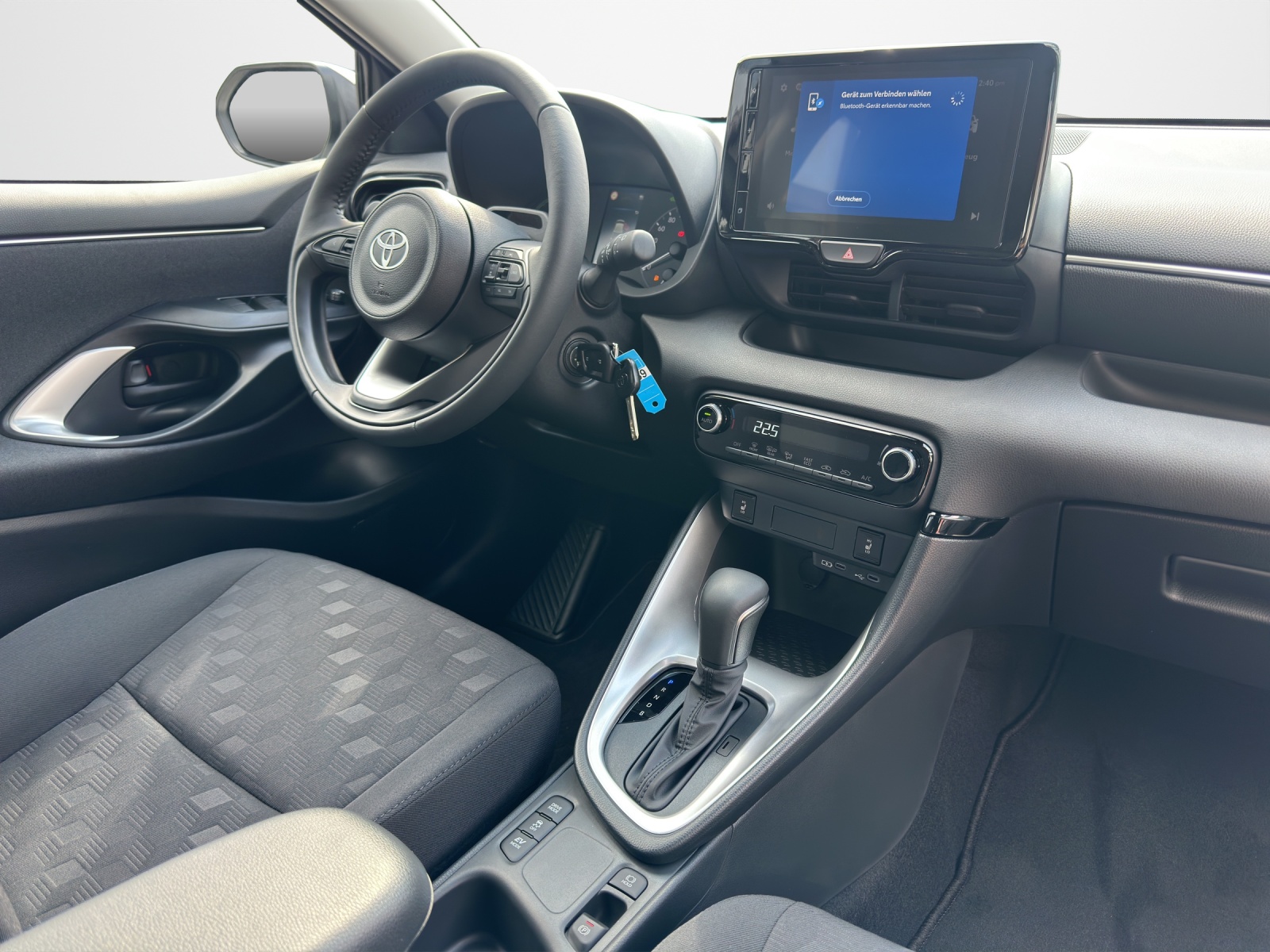 TOYOTA Yaris 1.5 Active Drive e-CVT-image-12