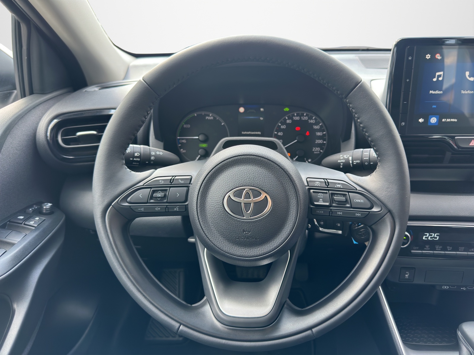 TOYOTA Yaris 1.5 Active Drive e-CVT-image-9