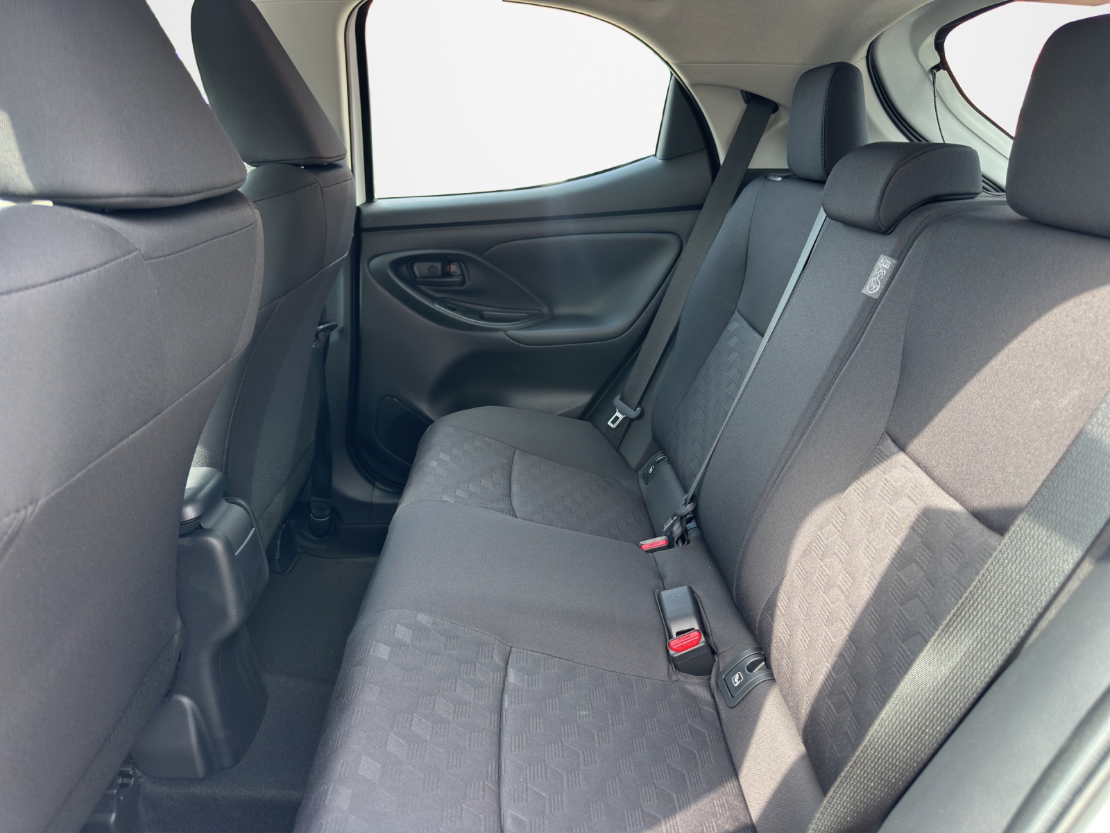 TOYOTA Yaris 1.5 Active Drive e-CVT-image-14
