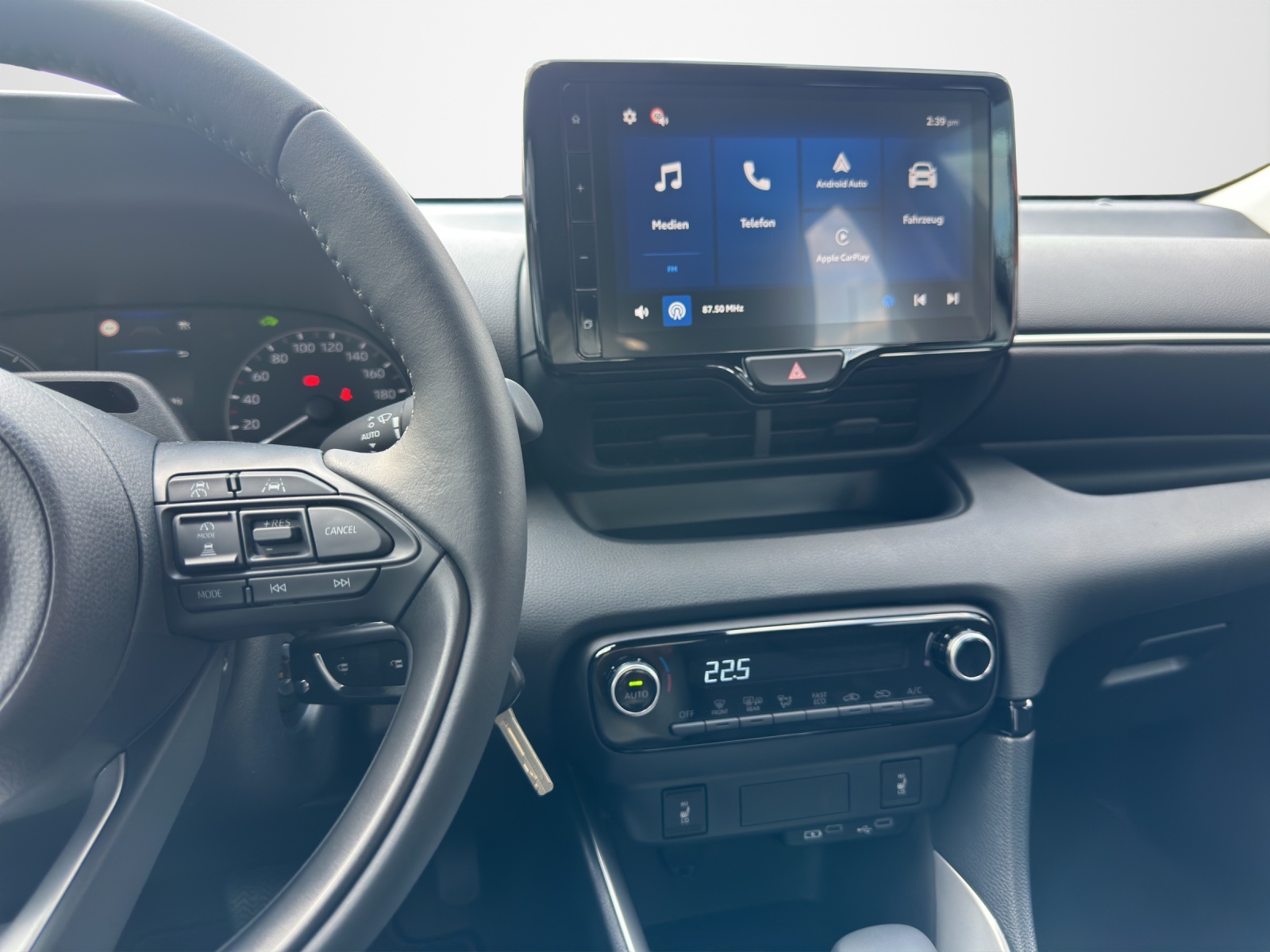 TOYOTA Yaris 1.5 Active Drive e-CVT-image-11