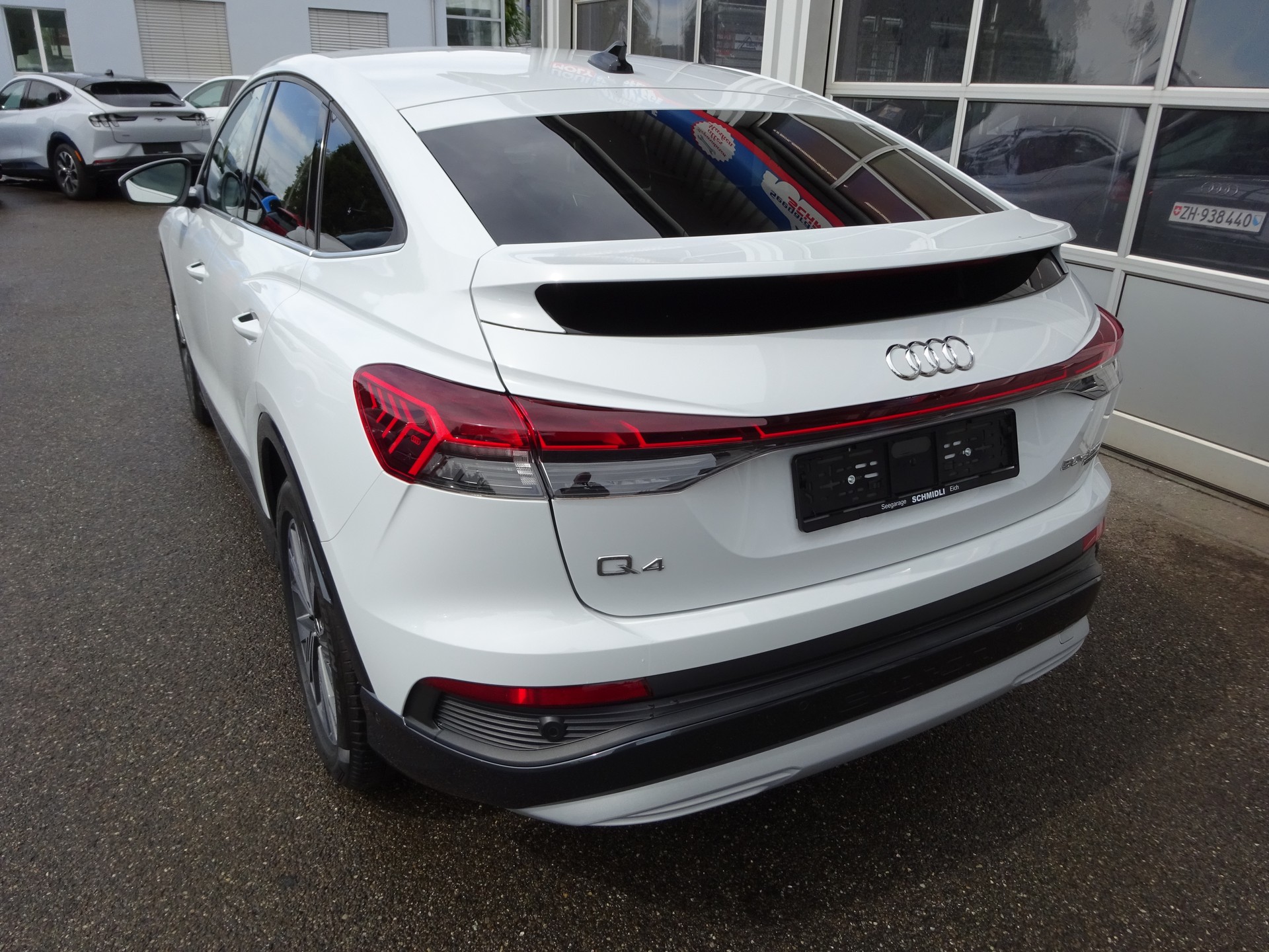 AUDI Q4 Sportback e-tron 50 quattro-showroom-element-1