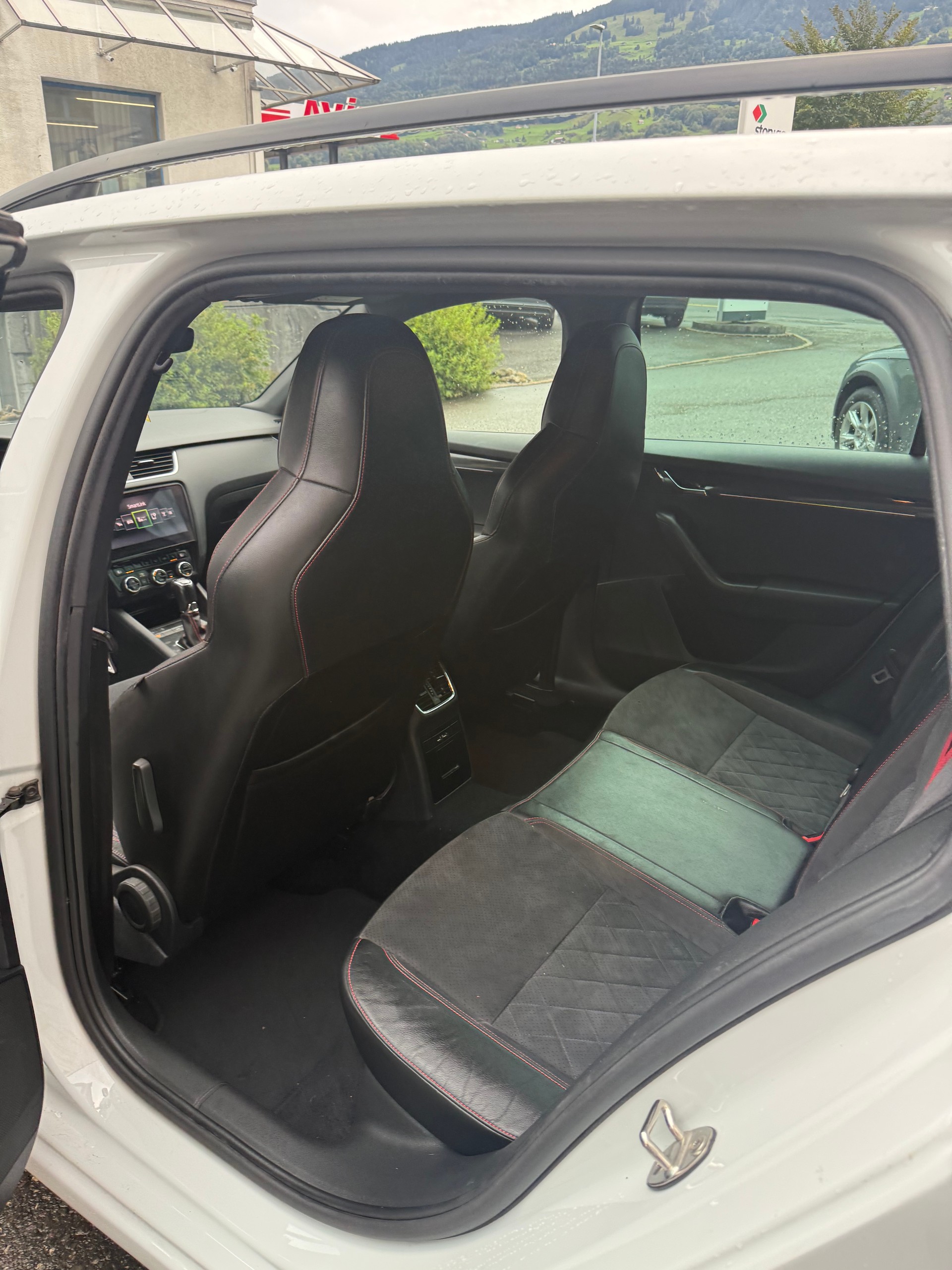 SKODA Octavia Combi 2.0 TDI RS 4x4 DSG-image-13