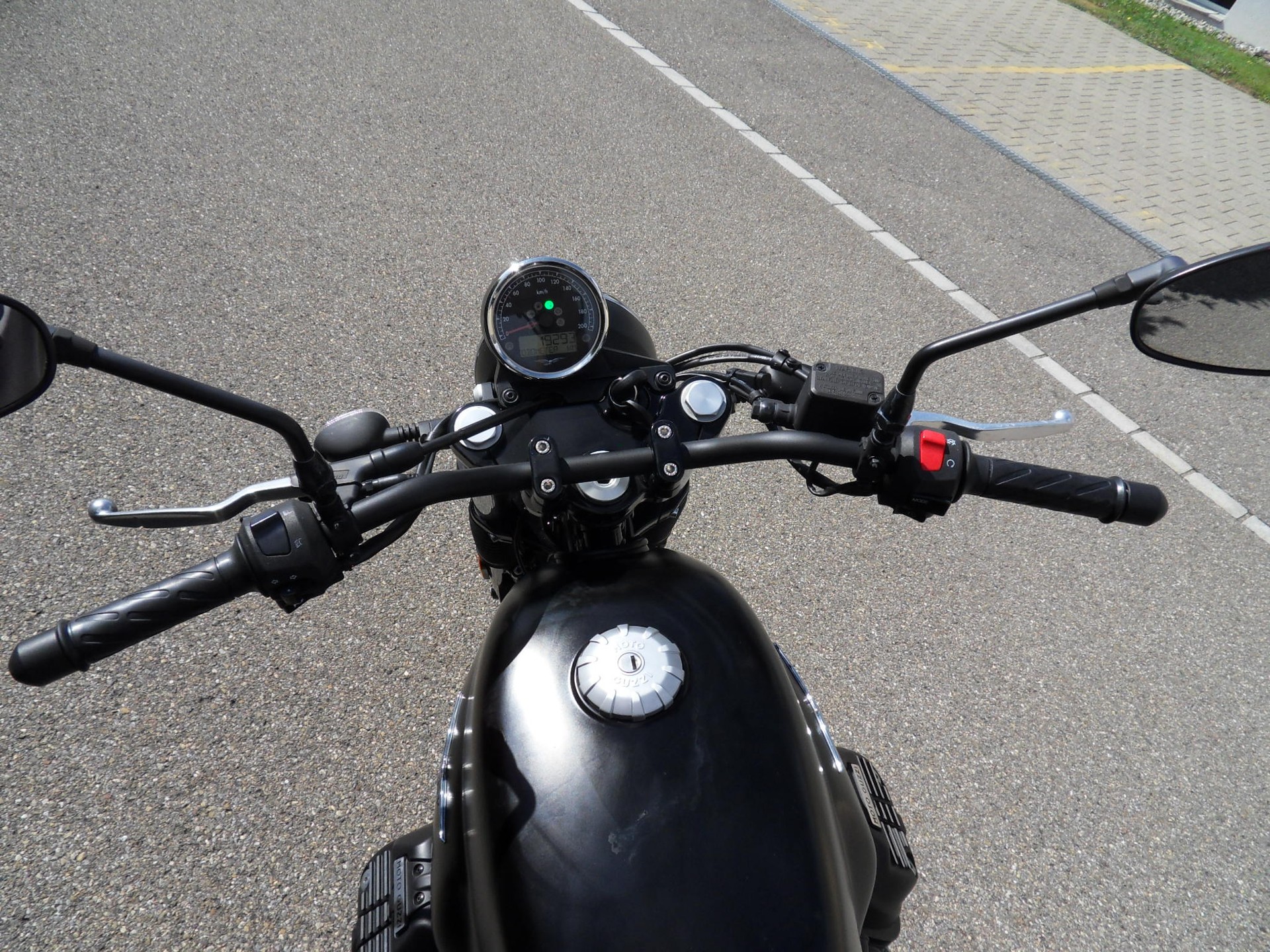 MOTO GUZZI V7 III Stone 750 ABS-image-2