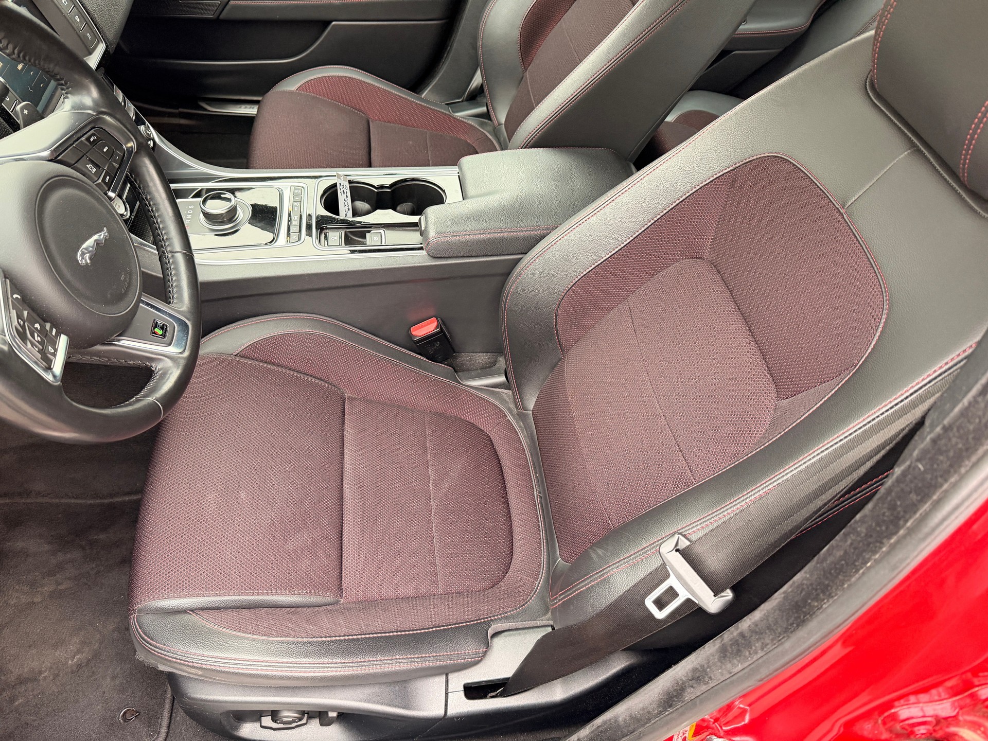 JAGUAR XE 20d R-Sport-image-6