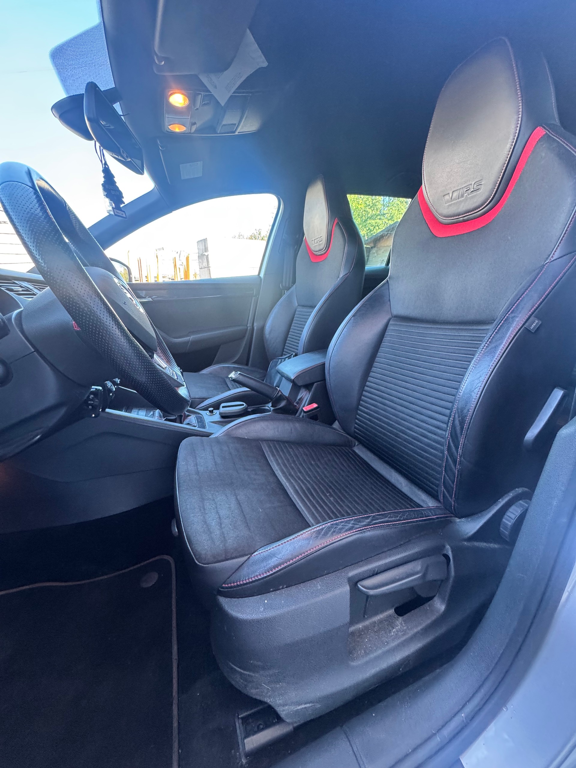 SKODA Octavia Combi 2.0 TSI RS-image-8
