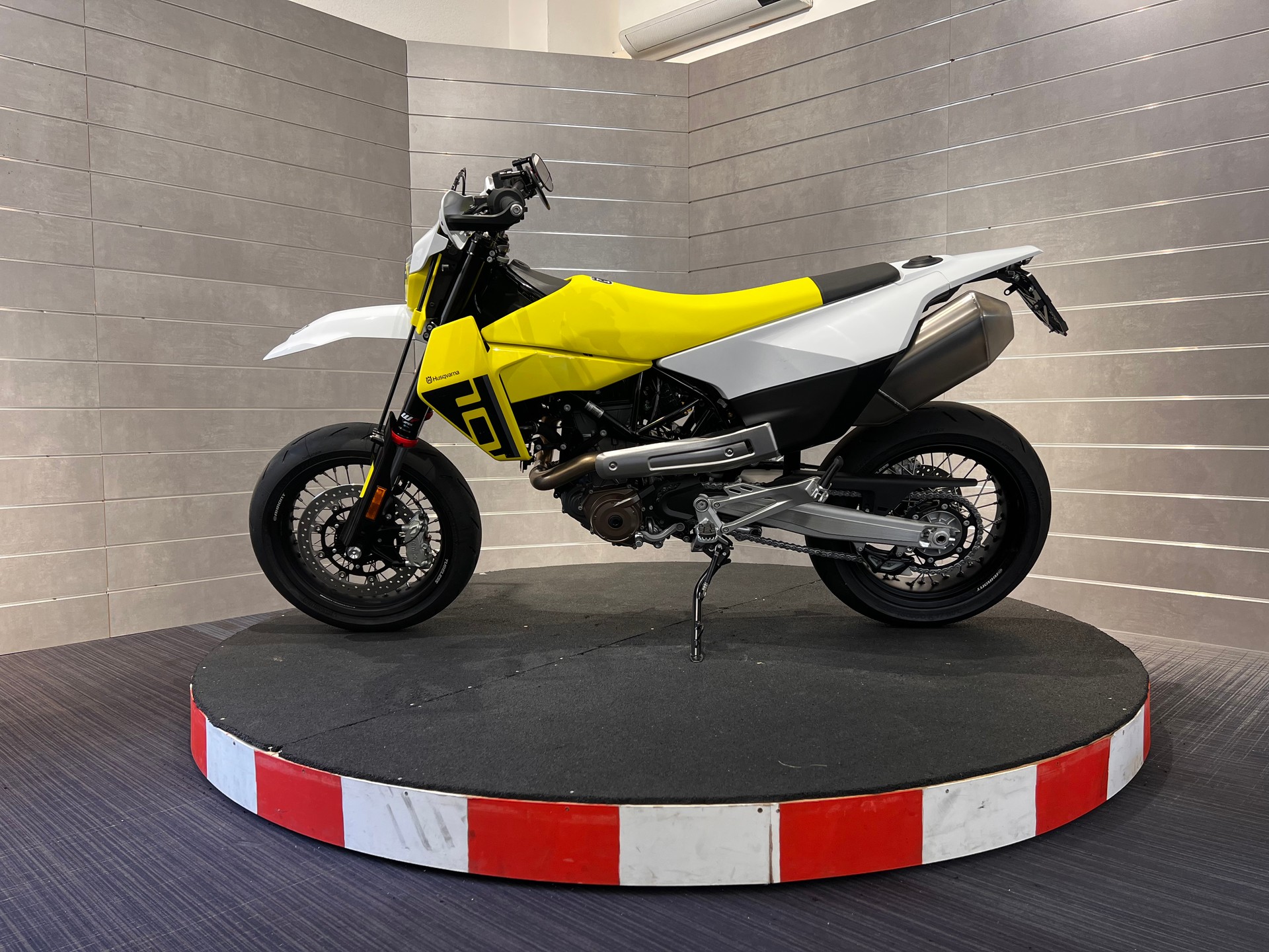 HUSQVARNA 701 Supermoto-showroom-element-1