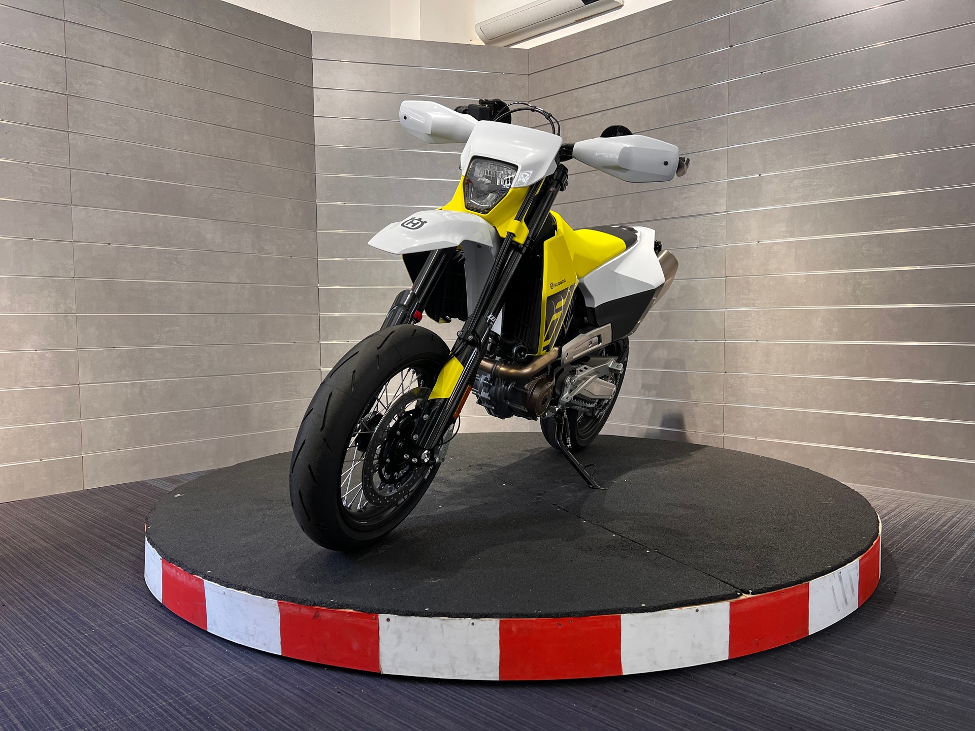 HUSQVARNA 701 Supermoto