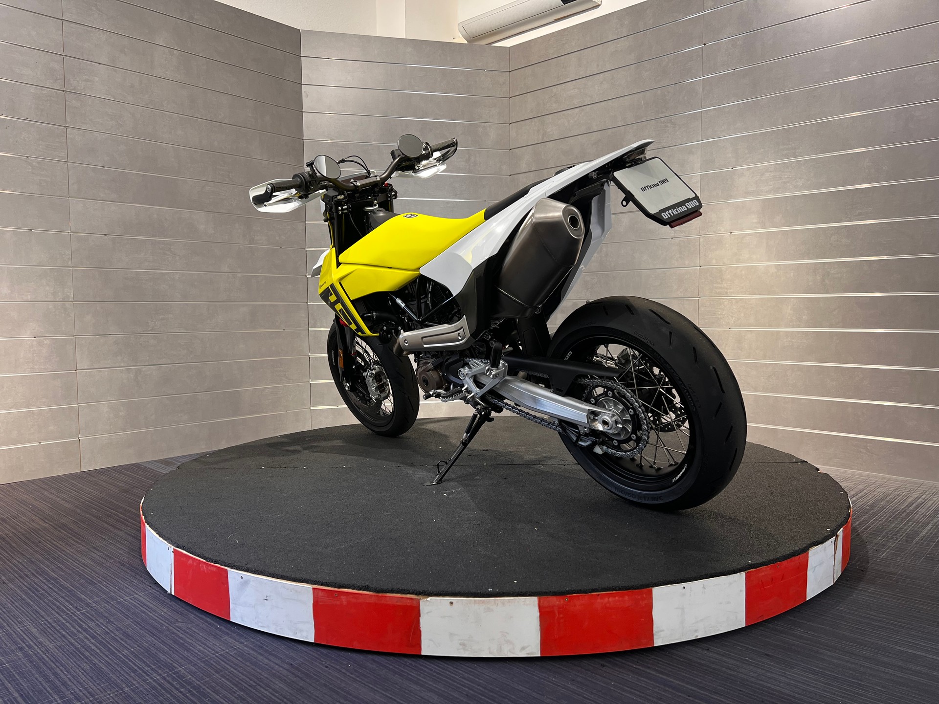 HUSQVARNA 701 Supermoto-showroom-element-3