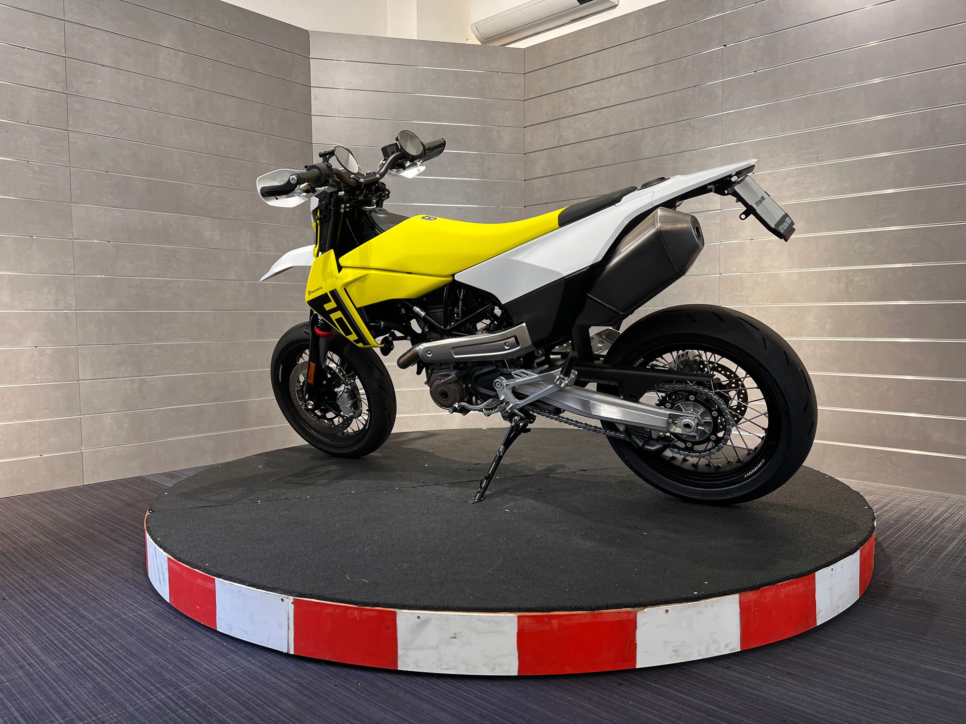 HUSQVARNA 701 Supermoto-showroom-element-2