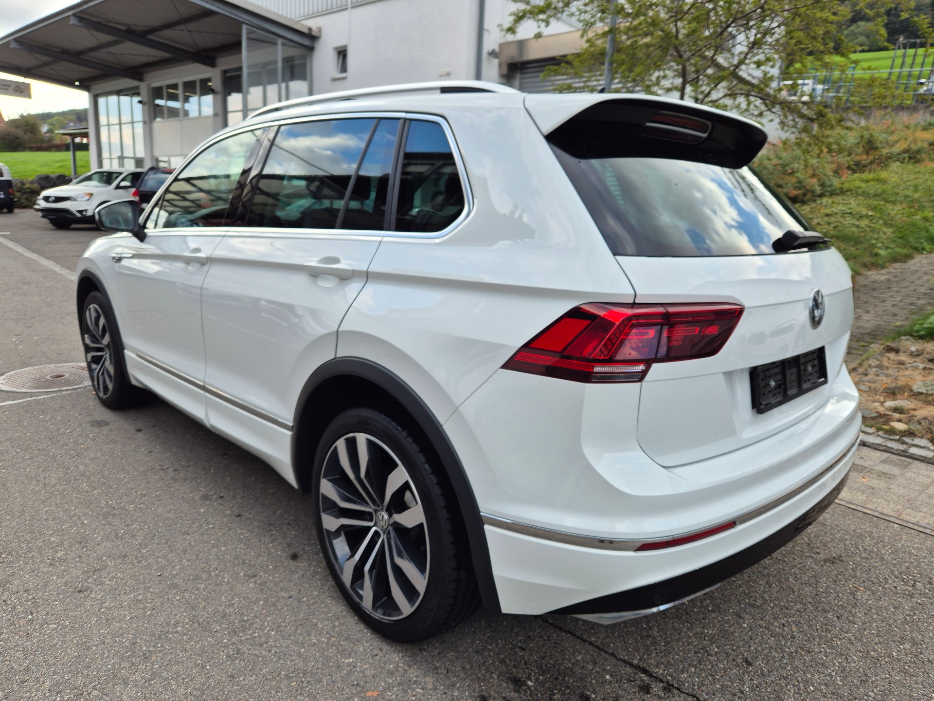 VW Tiguan Allspace 2.0TSI Highline 4Motion DSG-image-2