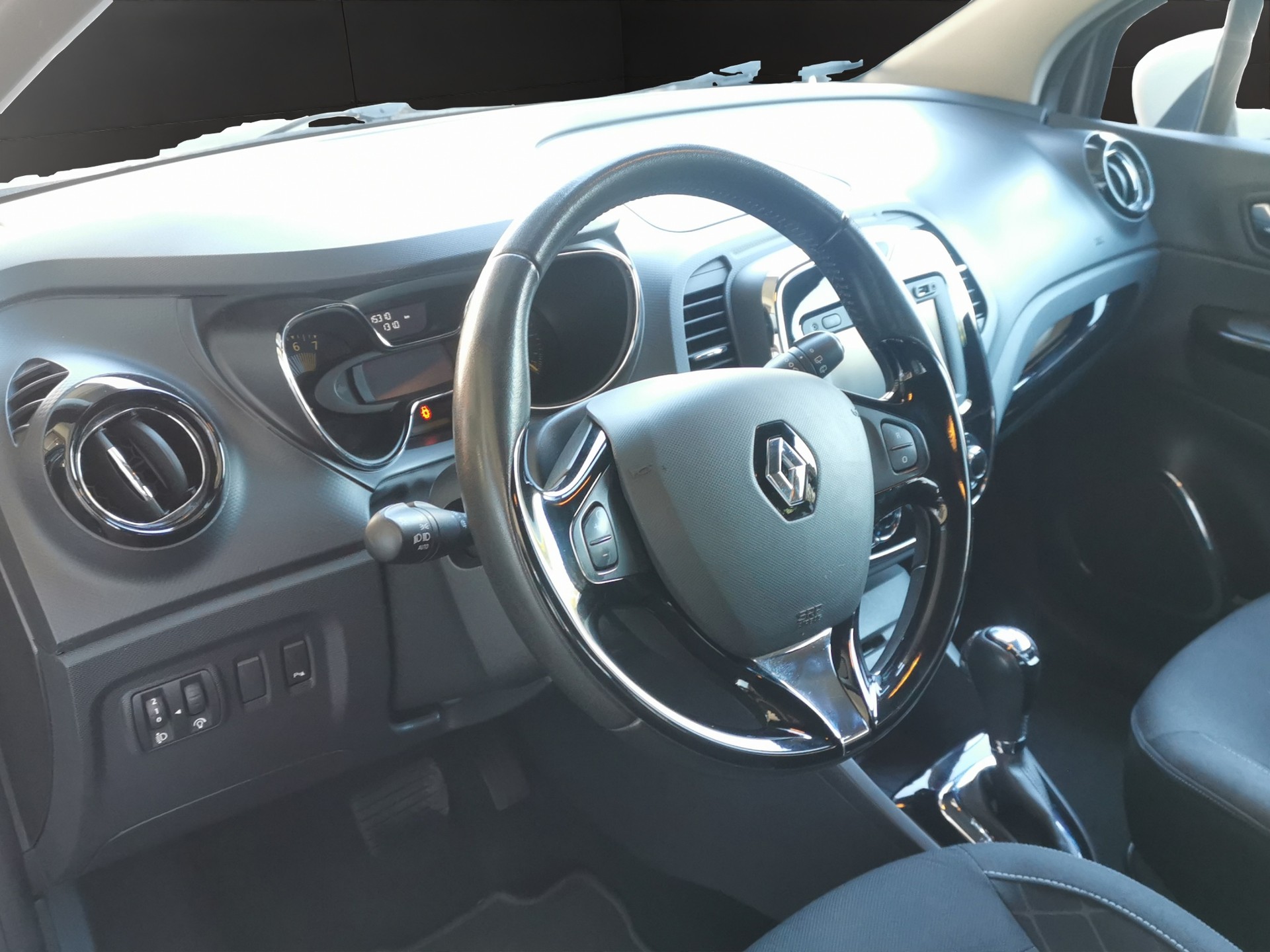 RENAULT Captur 1.2 T 16V Privilège EDC-image-9