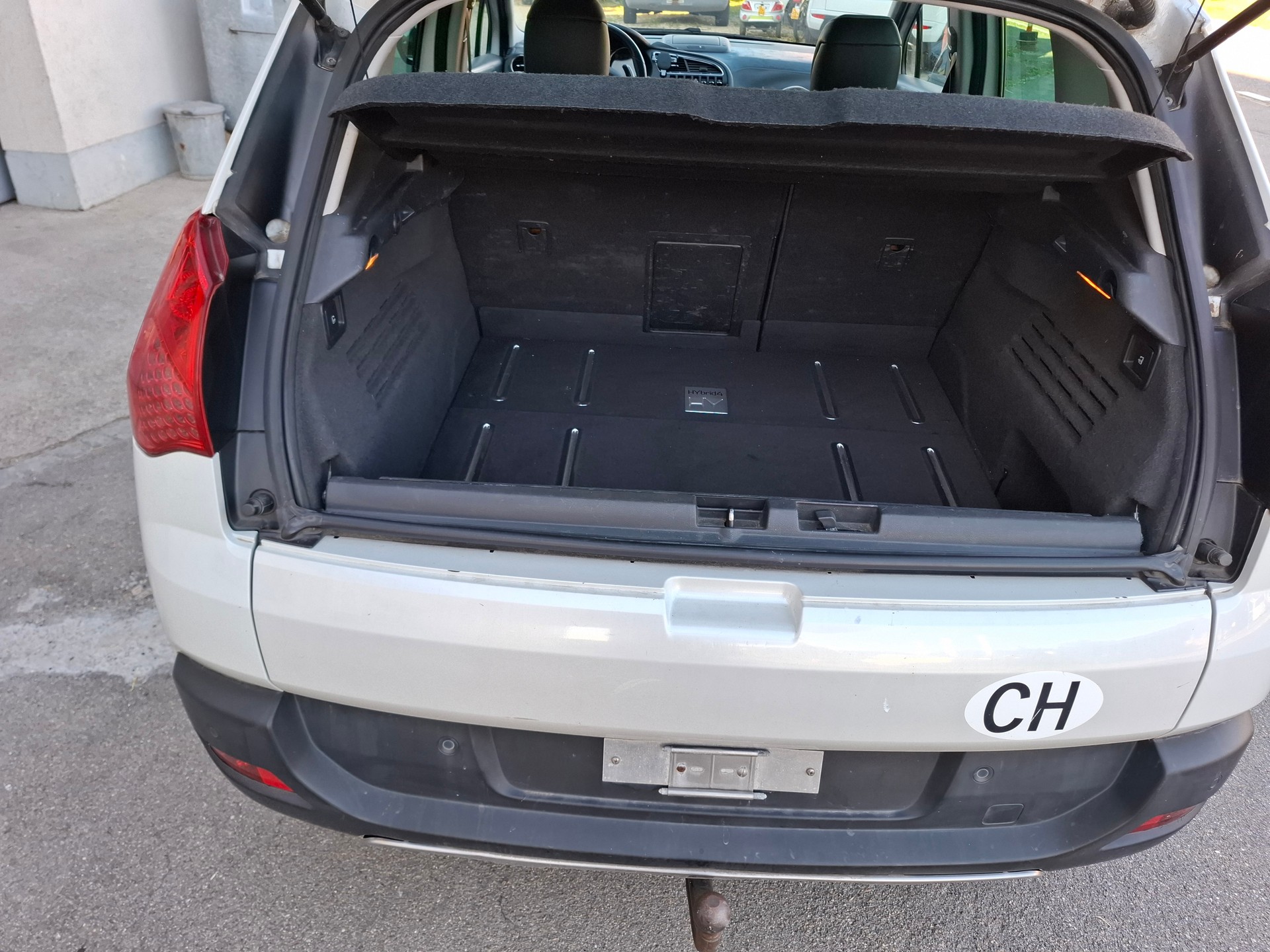 PEUGEOT Hybrid4 160 HDI EGS6-image-6