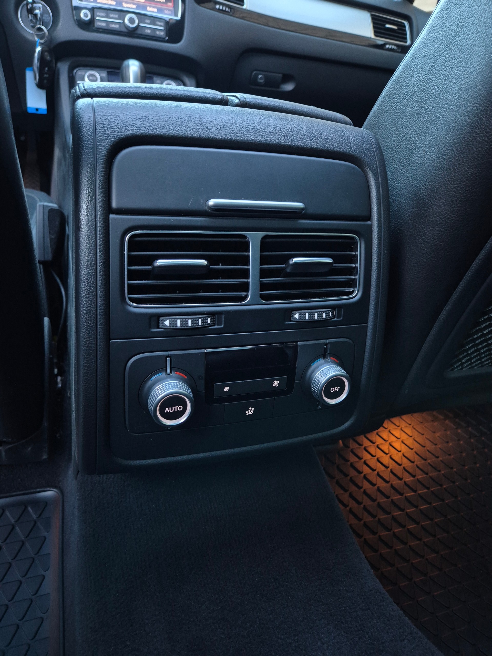 VW Touareg 3.0 TDI BlueMotion Technology Tiptronic-image-11