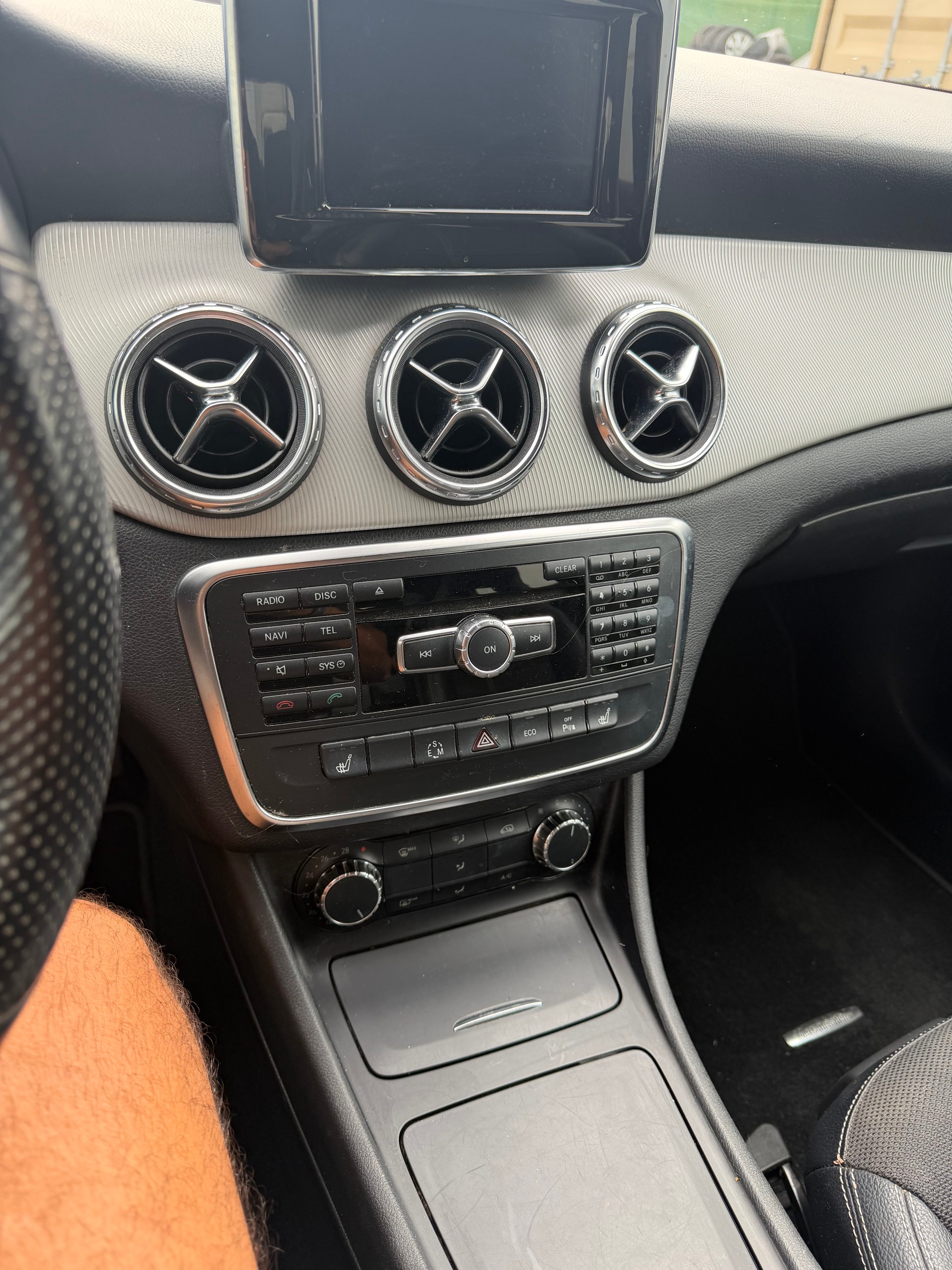 MERCEDES-BENZ GLA 200 7G-DCT-image-4