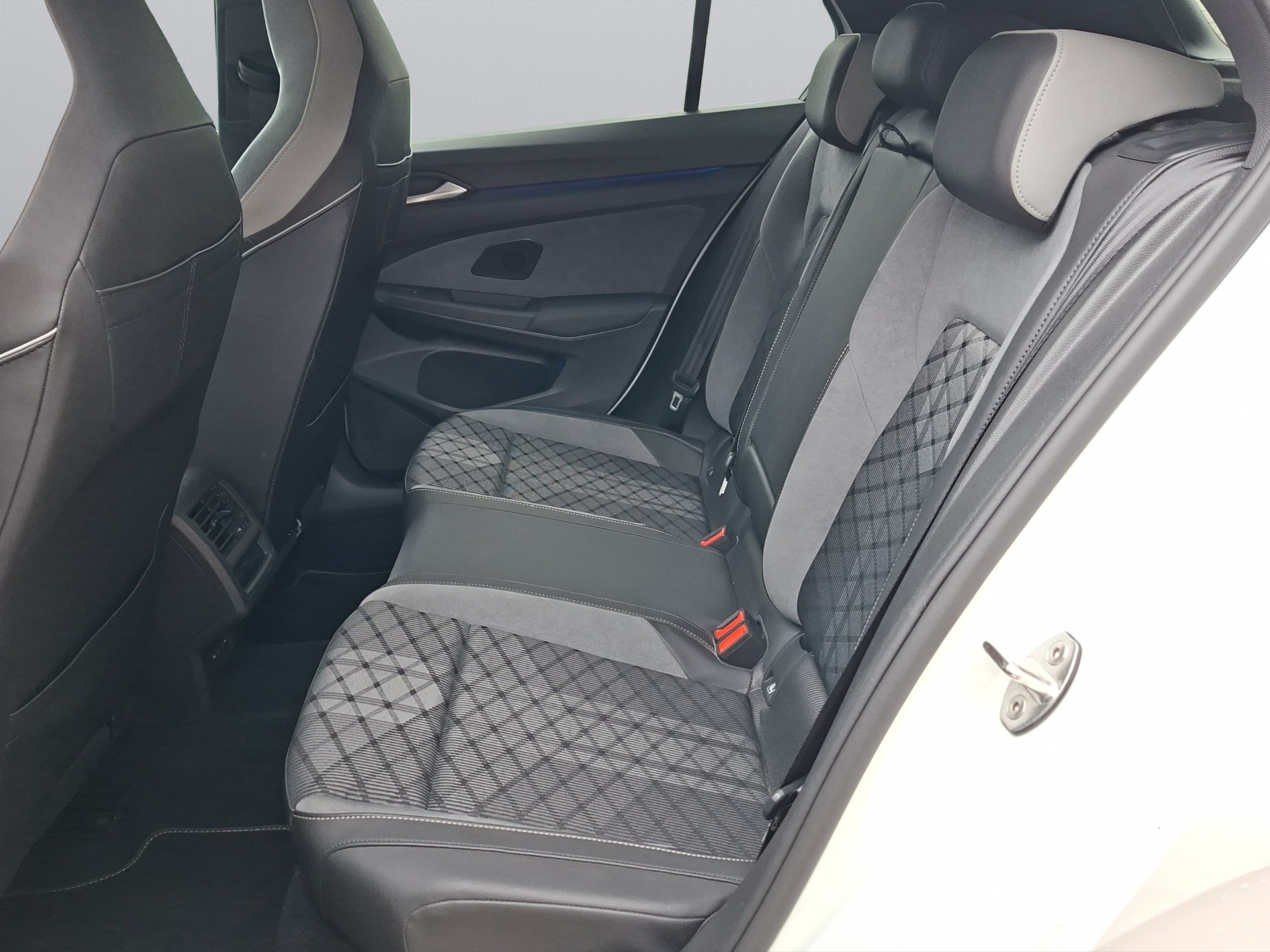 VW Golf 1.5 eTSI mHEV ACT R-Line DSG-image-18