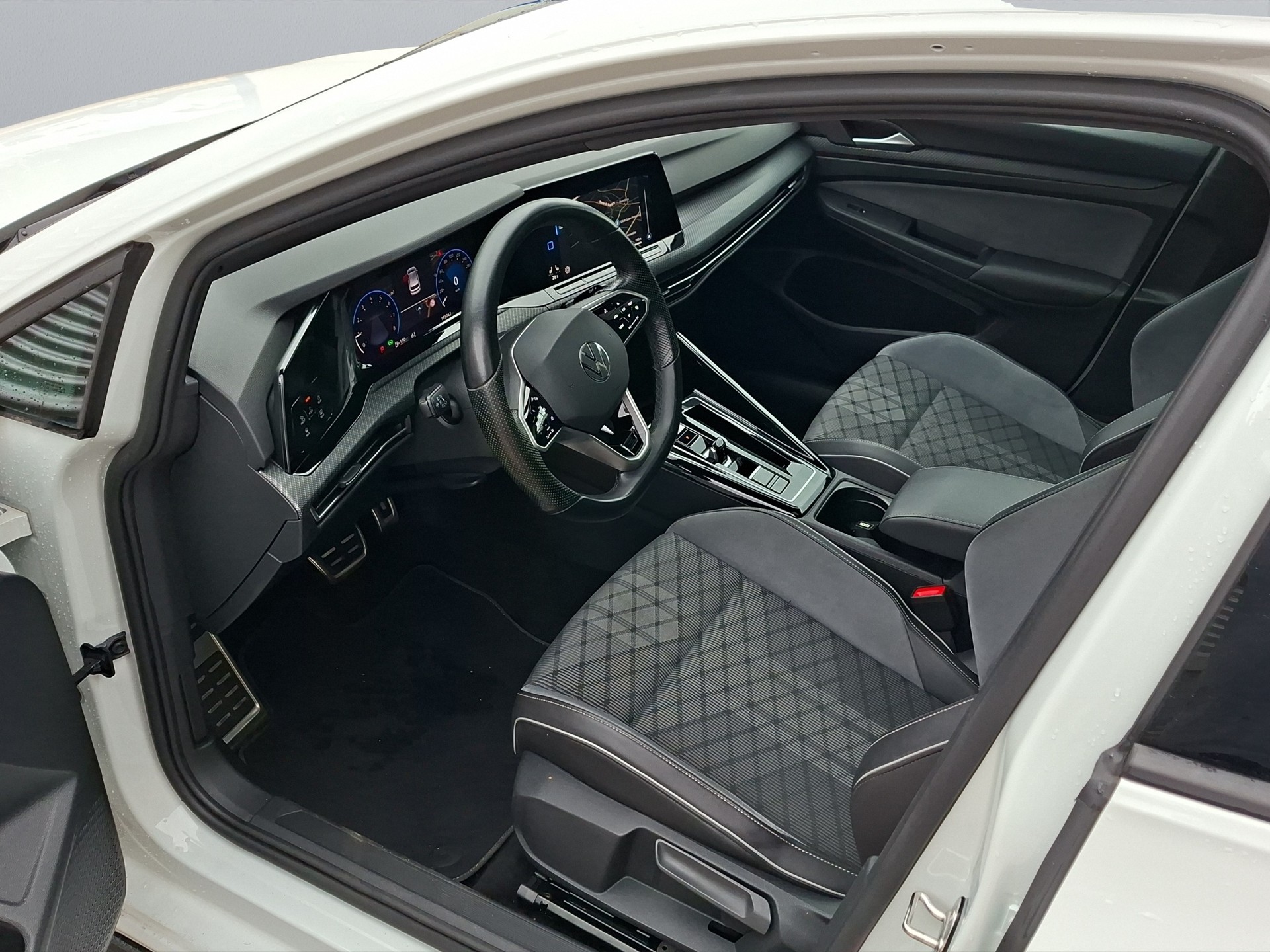 VW Golf 1.5 eTSI mHEV ACT R-Line DSG-image-21