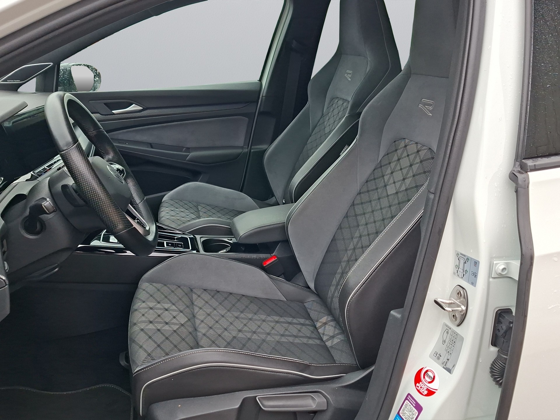 VW Golf 1.5 eTSI mHEV ACT R-Line DSG-image-13