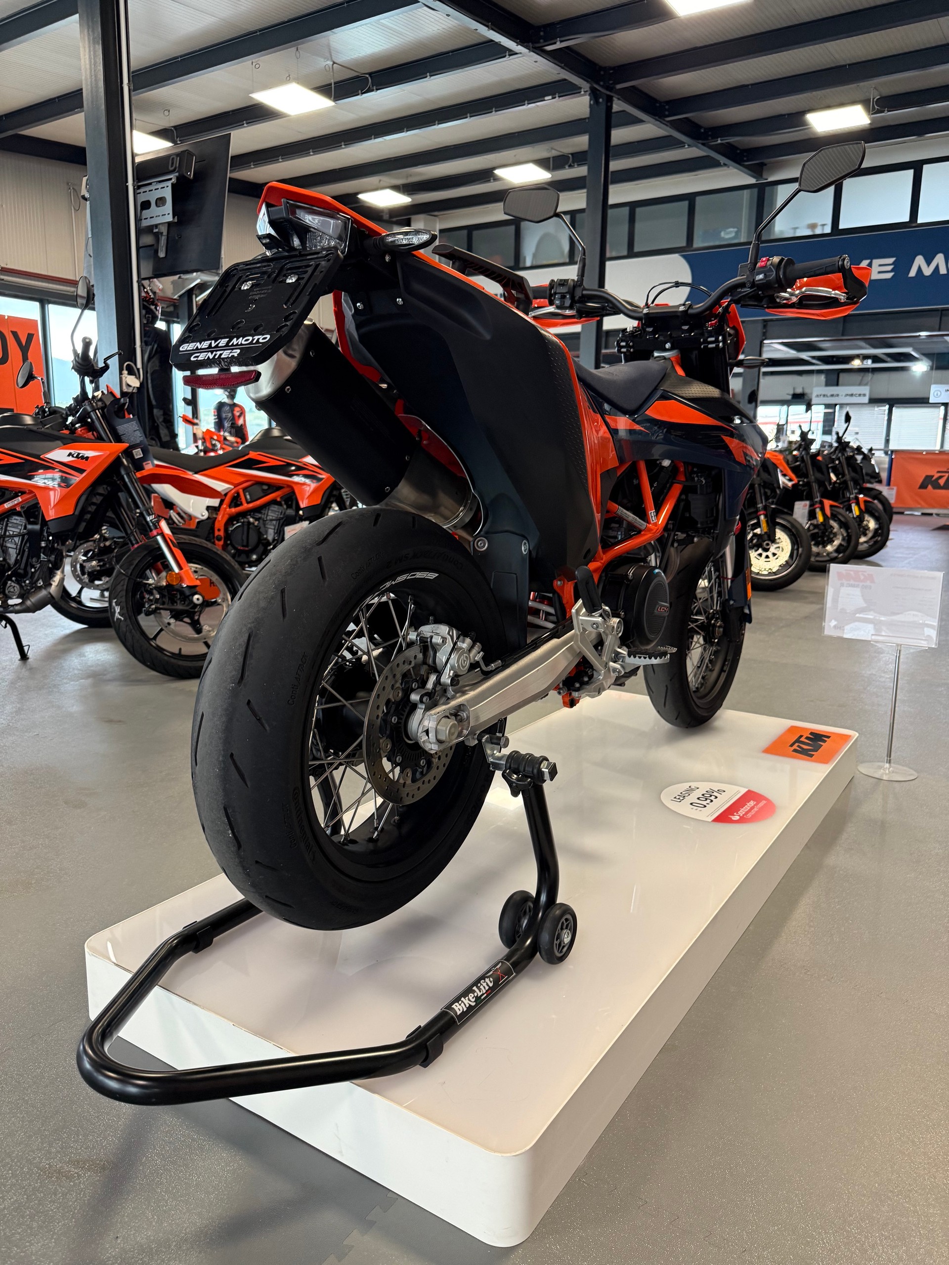 KTM 690 SMC R-showroom-element-2