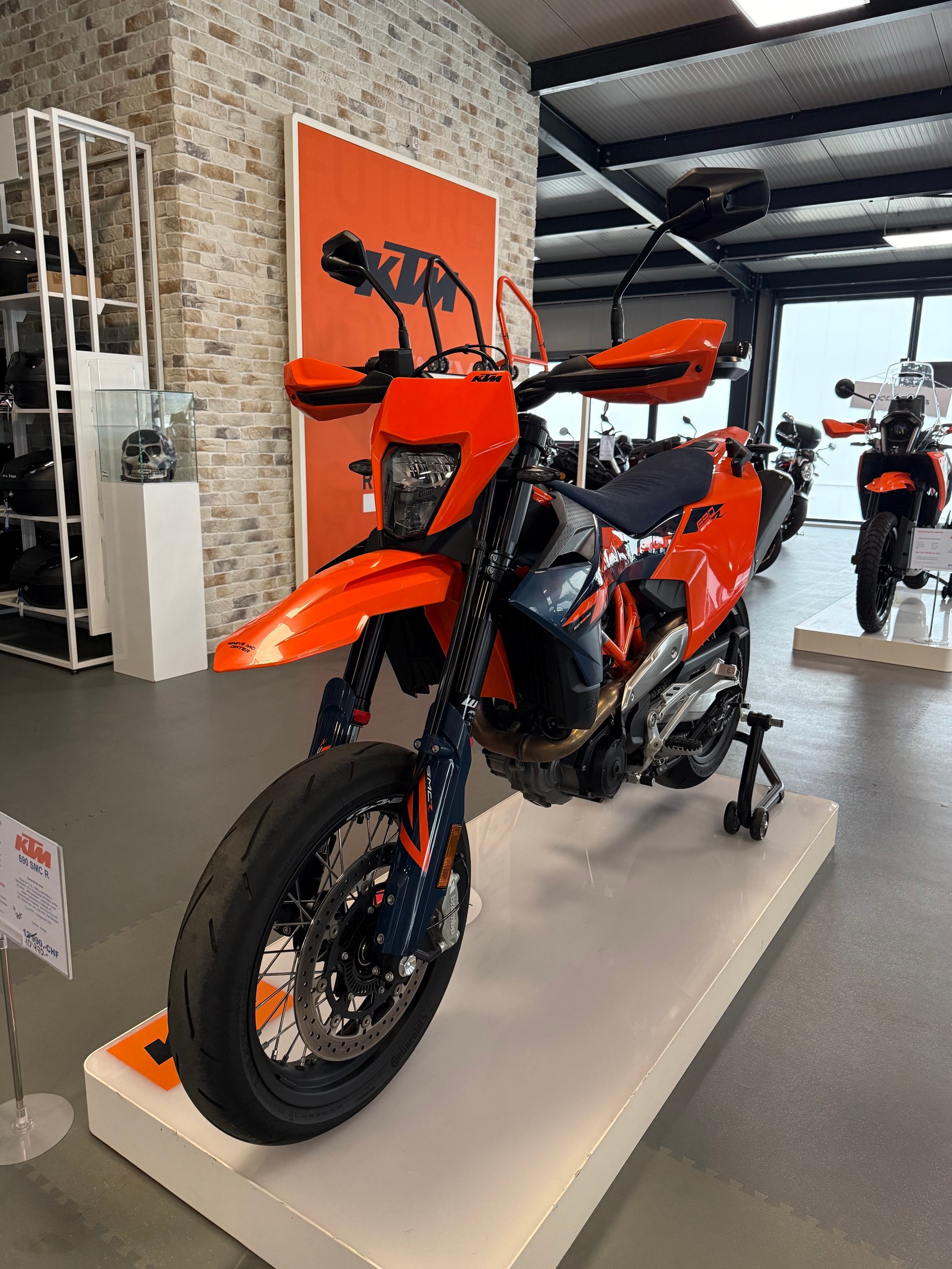KTM 690 SMC R-showroom-element-1