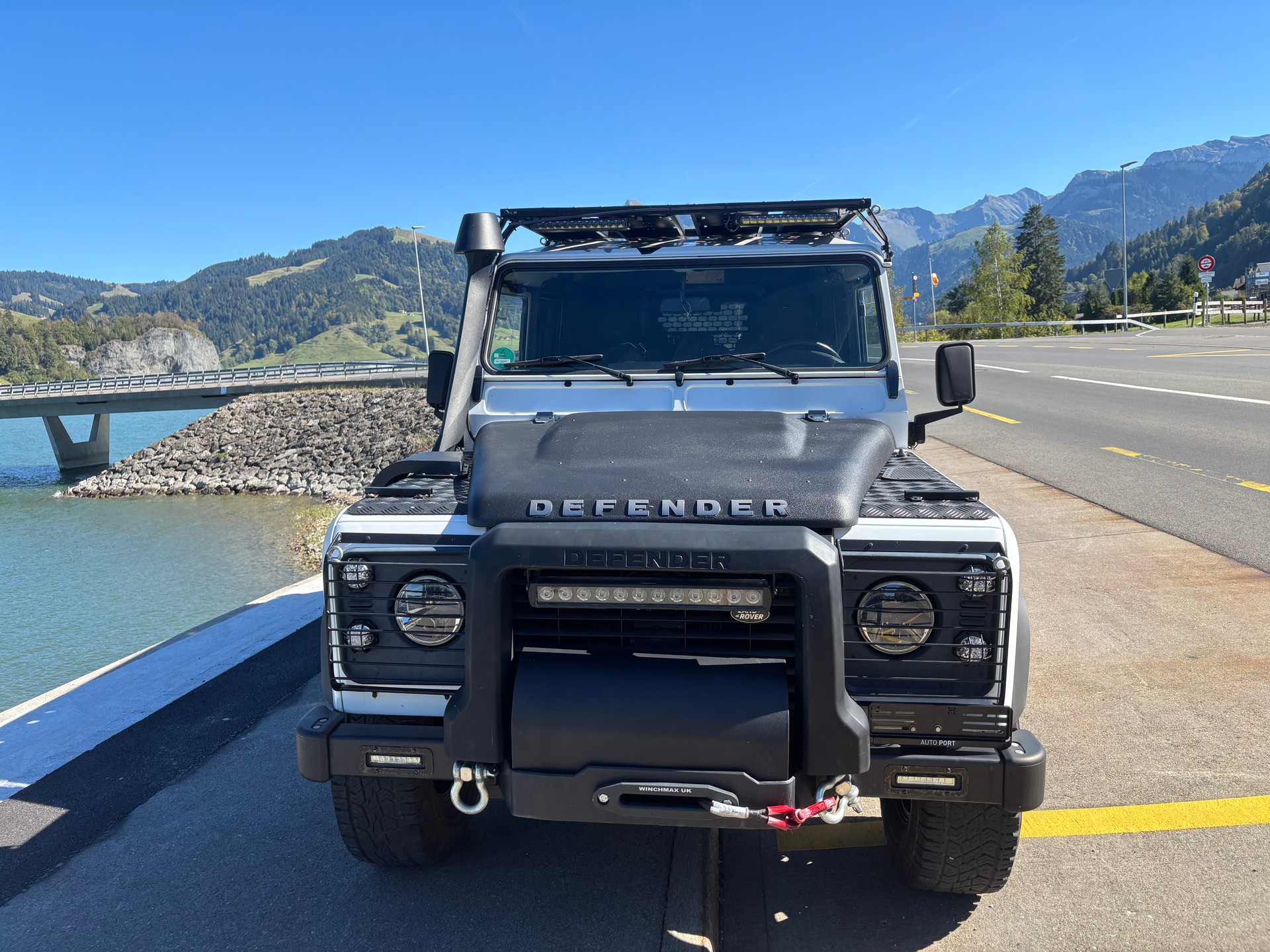 LAND ROVER Defender 110 2.2 TD4 Station Wagon Legend-image-3