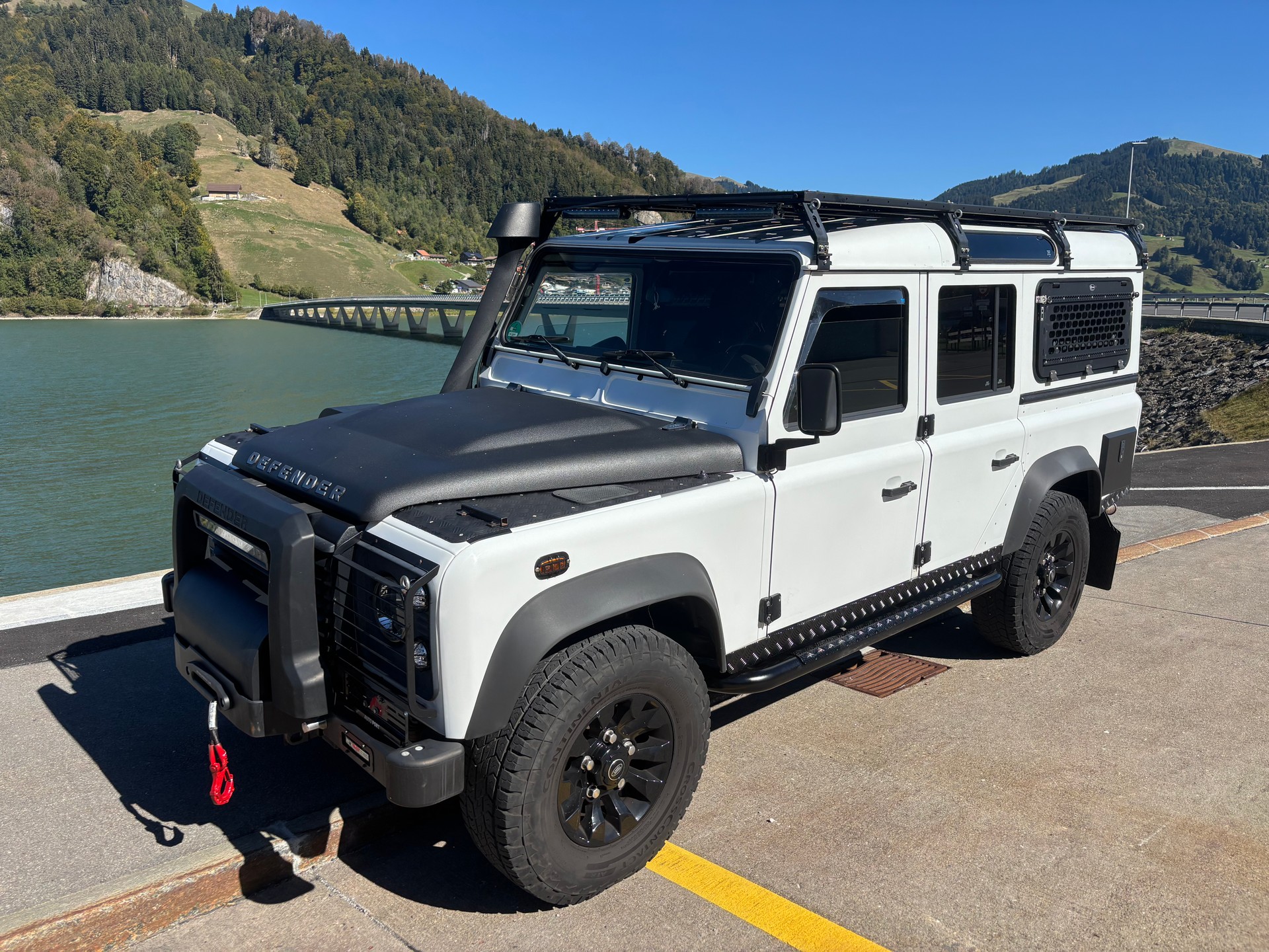 LAND ROVER Defender 110 2.2 TD4 Station Wagon Legend-image-0