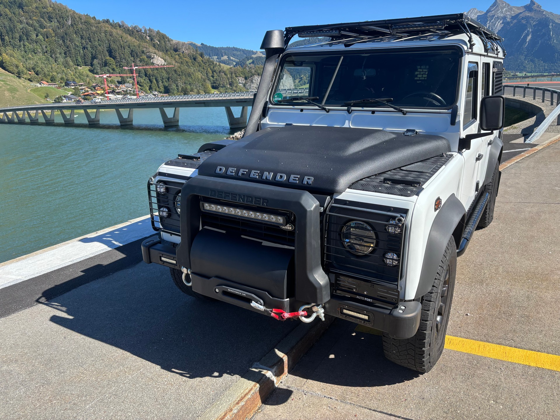 LAND ROVER Defender 110 2.2 TD4 Station Wagon Legend-image-2