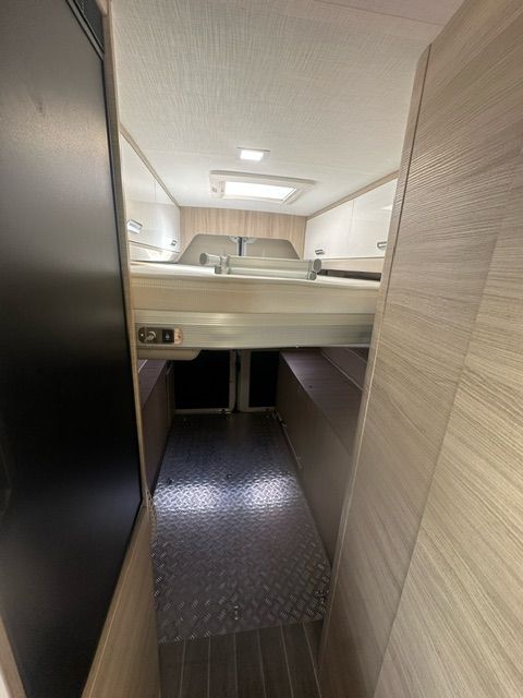 CI CARAVANSINTERNATIONAL Kyros Duo XL EVO LIMITED Heckbett mit elektrischer Hebevorrichtung-image-9