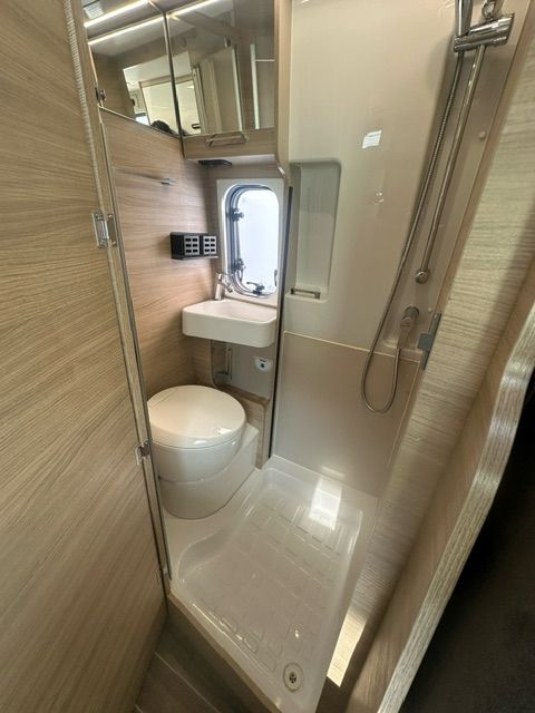 CI CARAVANSINTERNATIONAL Kyros Duo XL EVO LIMITED Heckbett mit elektrischer Hebevorrichtung-image-13