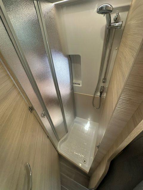 CI CARAVANSINTERNATIONAL Kyros Duo XL EVO LIMITED Heckbett mit elektrischer Hebevorrichtung-image-14