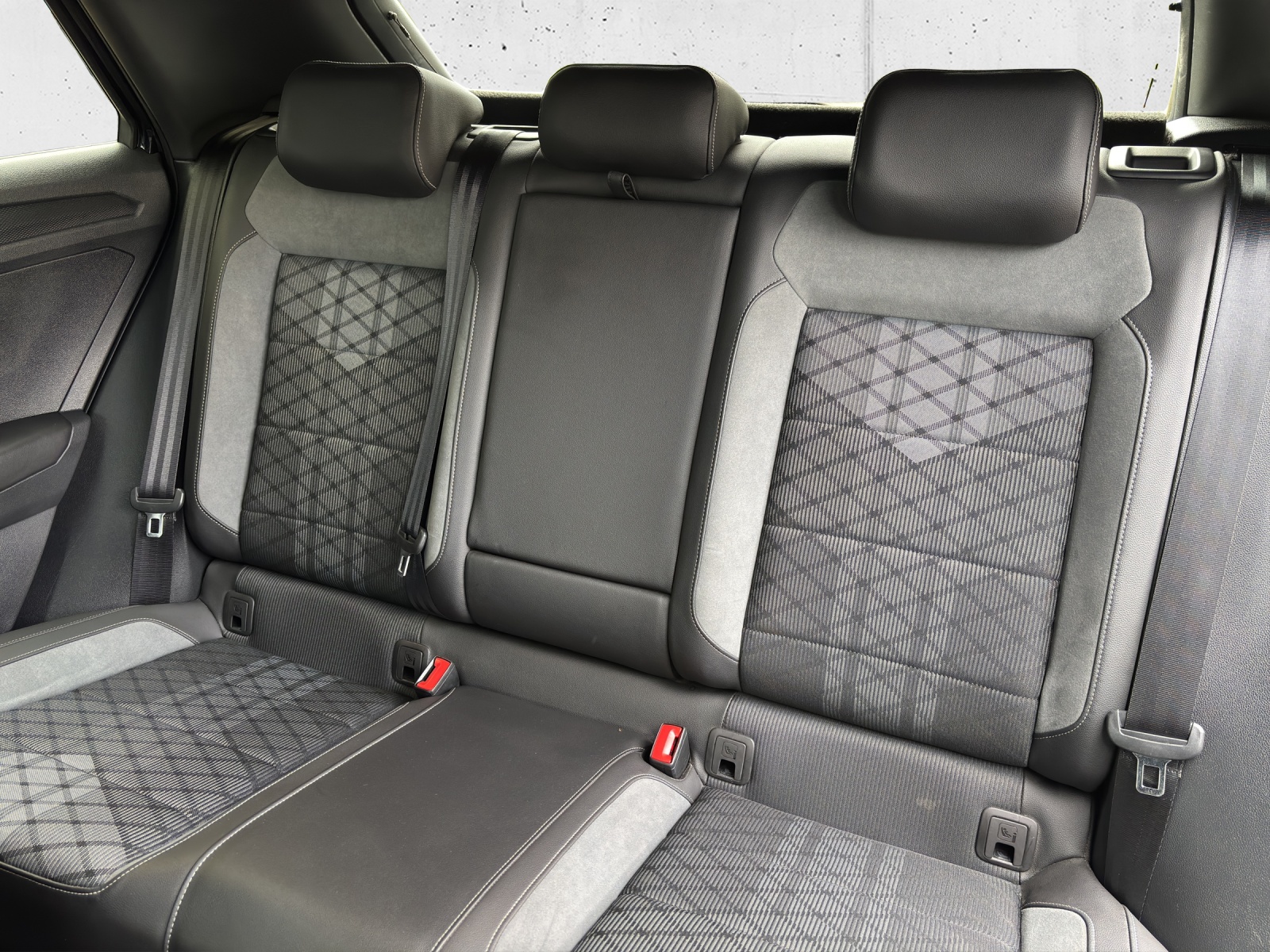 VW T-Roc 1.5 TSI EVO R-Line DSG mit AHK, Design-Paket "Black Style" & Rückfahrkamera-image-28