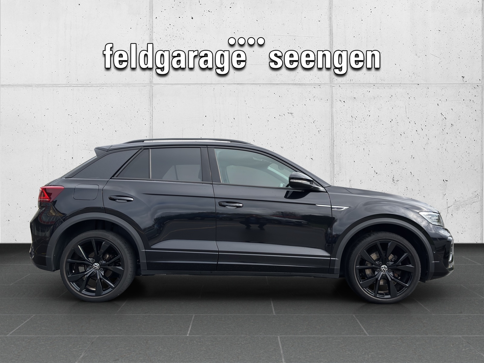 VW T-Roc 1.5 TSI EVO R-Line DSG mit AHK, Design-Paket "Black Style" & Rückfahrkamera-showroom-element-3